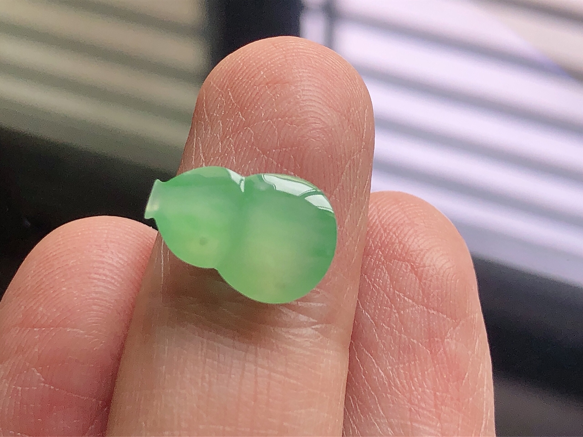 ️ 冰种阳绿葫芦， 色泽艳阳，通透水润，玉质细腻，夺目迷人，镶嵌效果，品相，无裂，尺寸14.6*9.8*5
