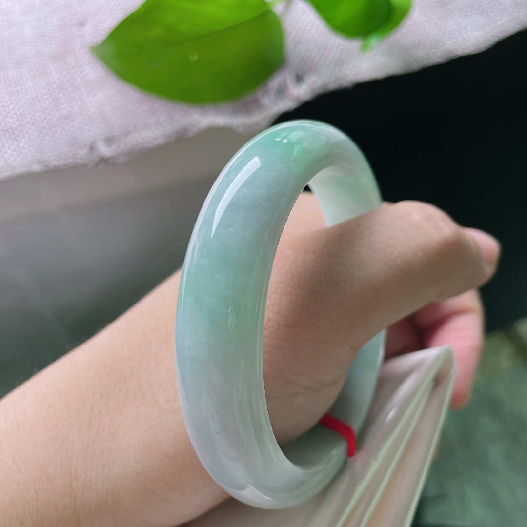 绿底正圈，水润细腻，种老，清爽自然，落落大方，一点皮纹，ss53161a