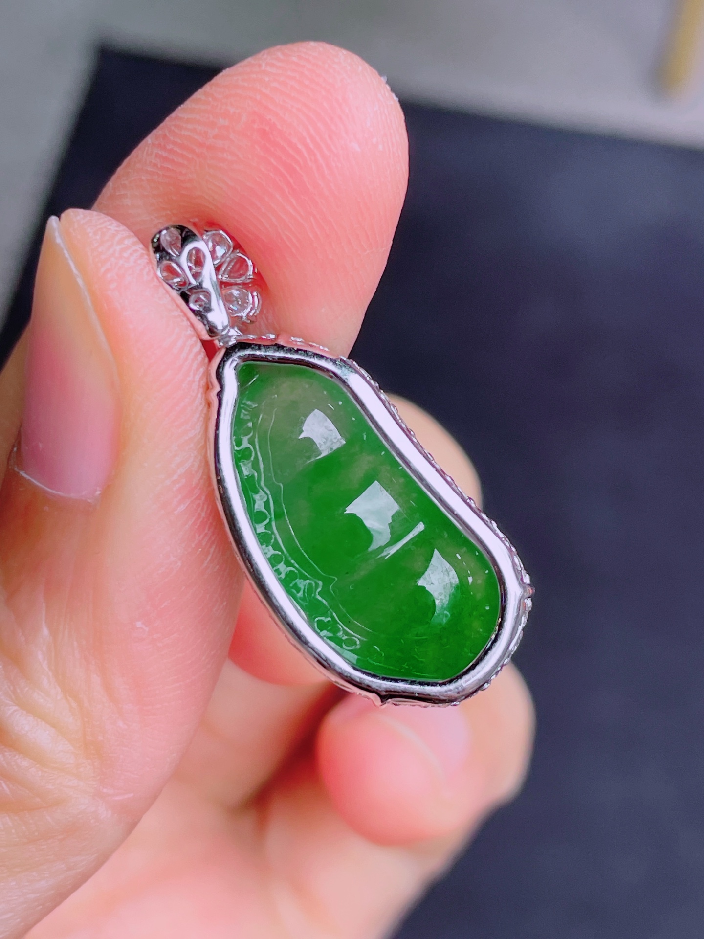 高冰绿福豆吊坠，晶莹剔透，新颖时尚，无裂，32
