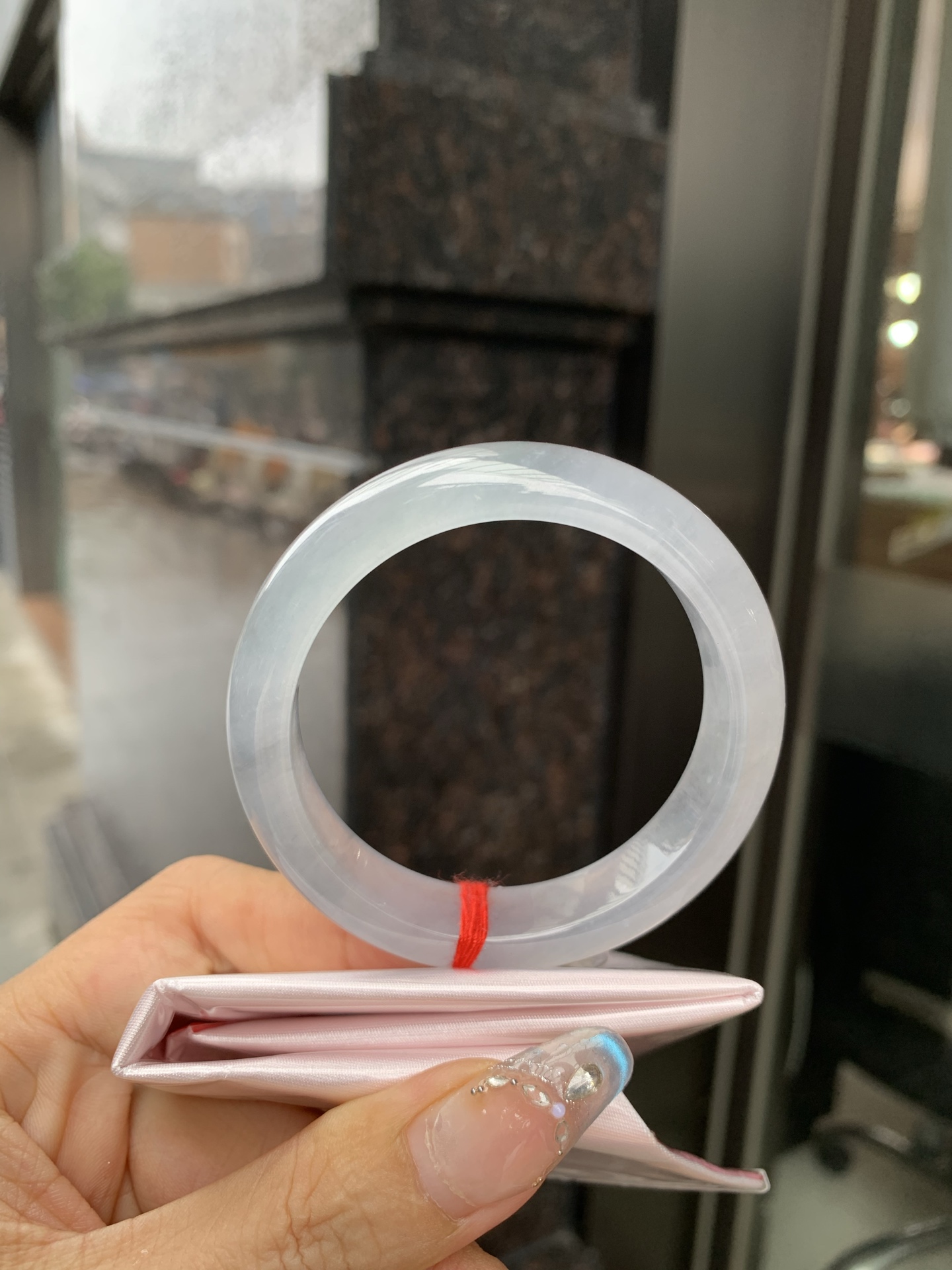 烟灰冰紫正圈，底妆冰透有光感，烟灰冰紫，朦胧，像把一汪深海水戴在手上，清透又神秘，上手显白提气质，自带清冷贵气，低调中藏着感。