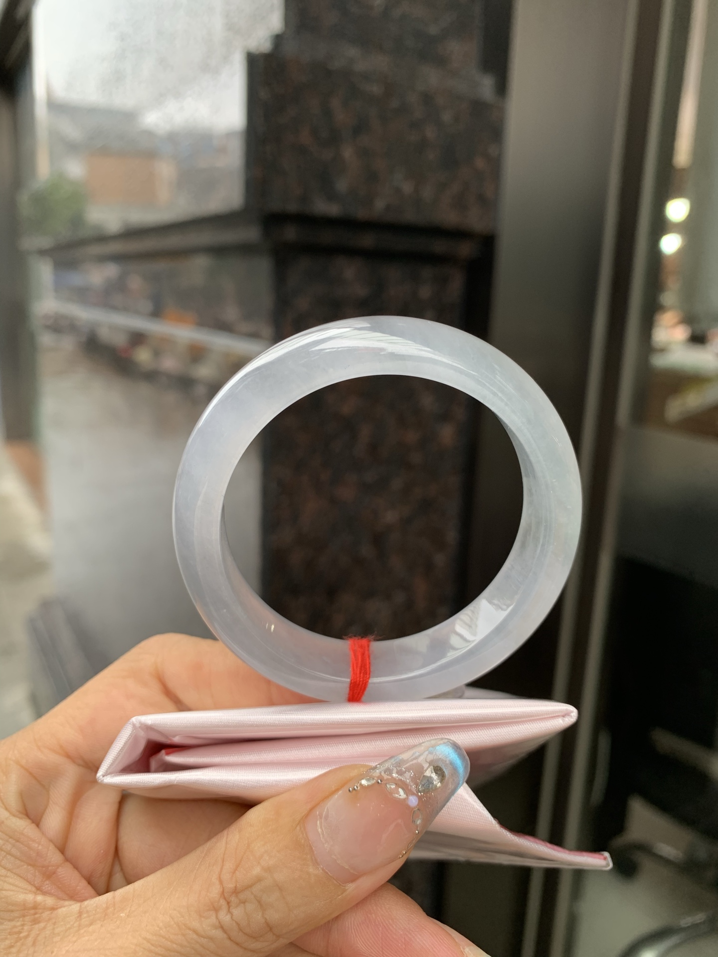 烟灰冰紫正圈，底妆冰透有光感，烟灰冰紫，朦胧，像把一汪深海水戴在手上，清透又神秘，上手显白提气质，自