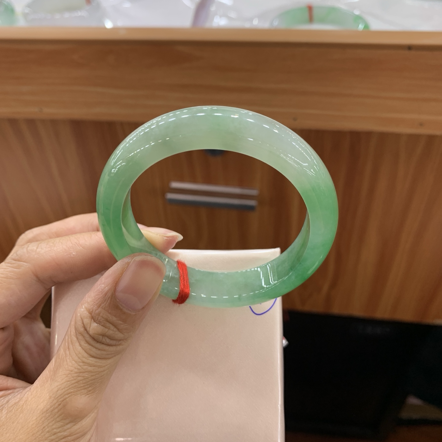 051830CK 飘绿正圈翡翠手镯 52.7-12.5-8