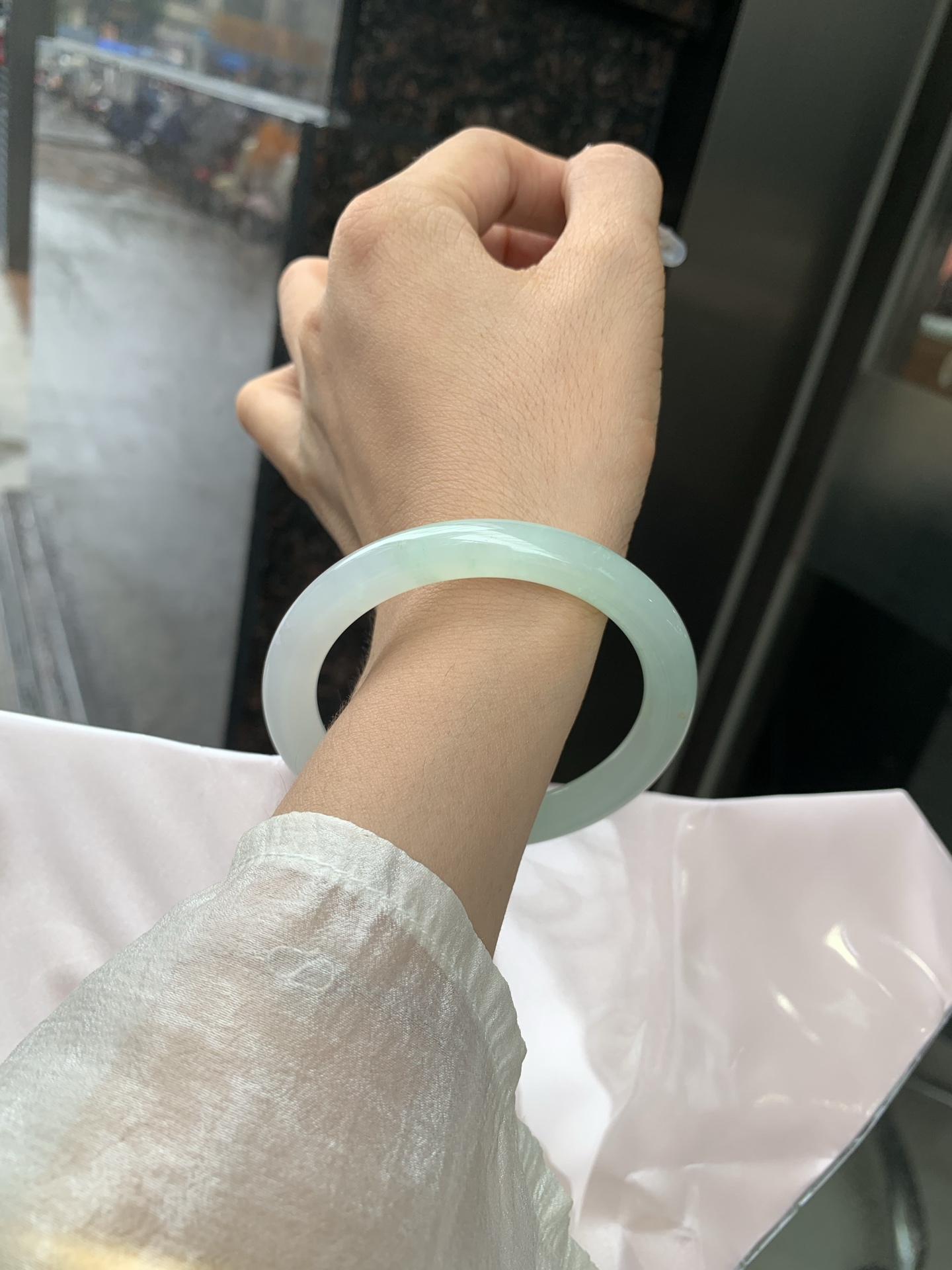 冰晴绿洒金美人条 55.6-8.5-8 0519-N762 无裂，底妆冰透水润，淡雅晴绿底洒金点缀，像初春嫩芽落入清泉，均匀柔和，抬眼就是一片宁静感