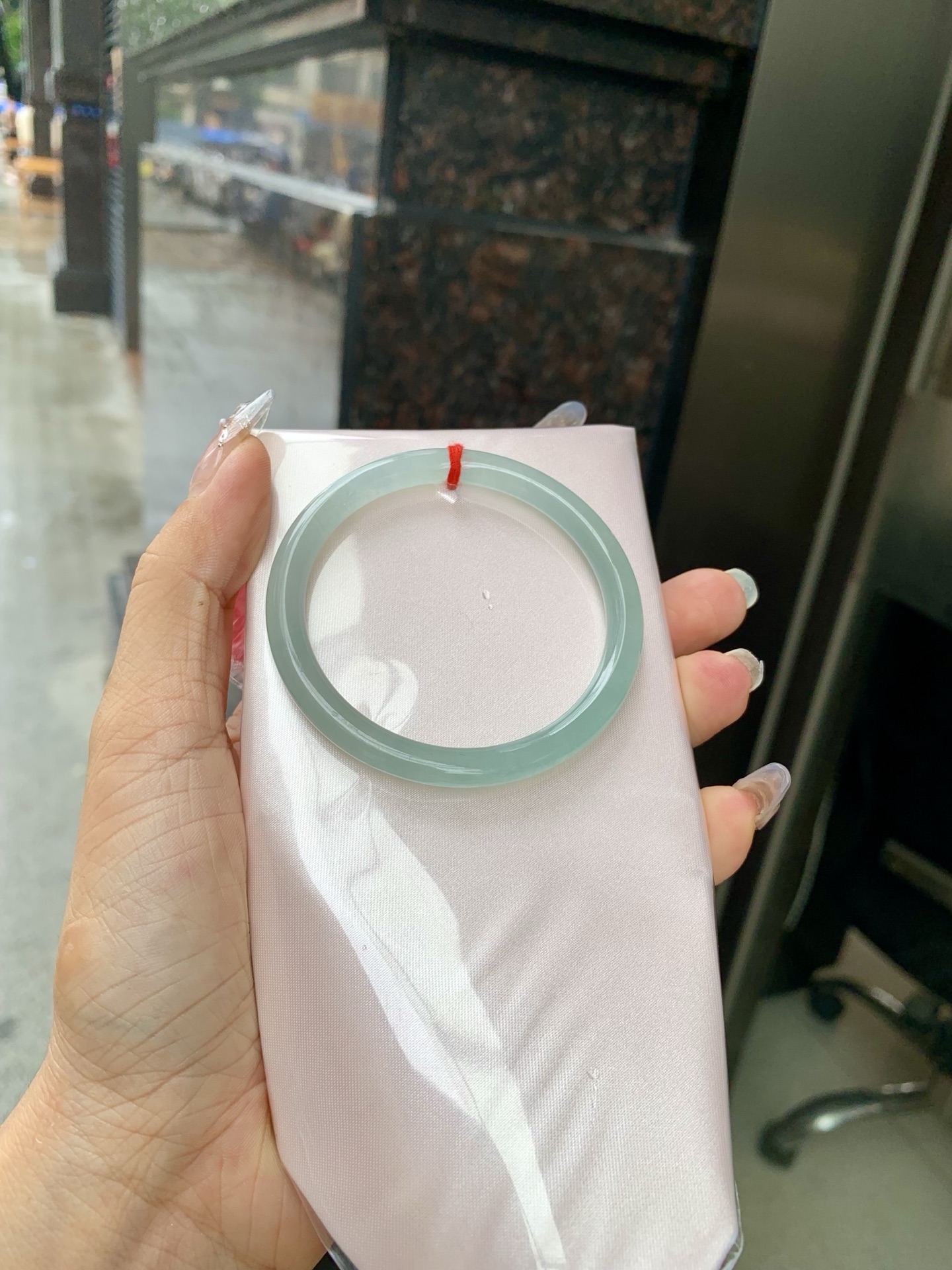 晴蓝美人条，底妆冰润，清爽耐看的均匀晴底，夏季美好的冰凉感，时而晴而晴蓝，随光线变化如梦如幻。