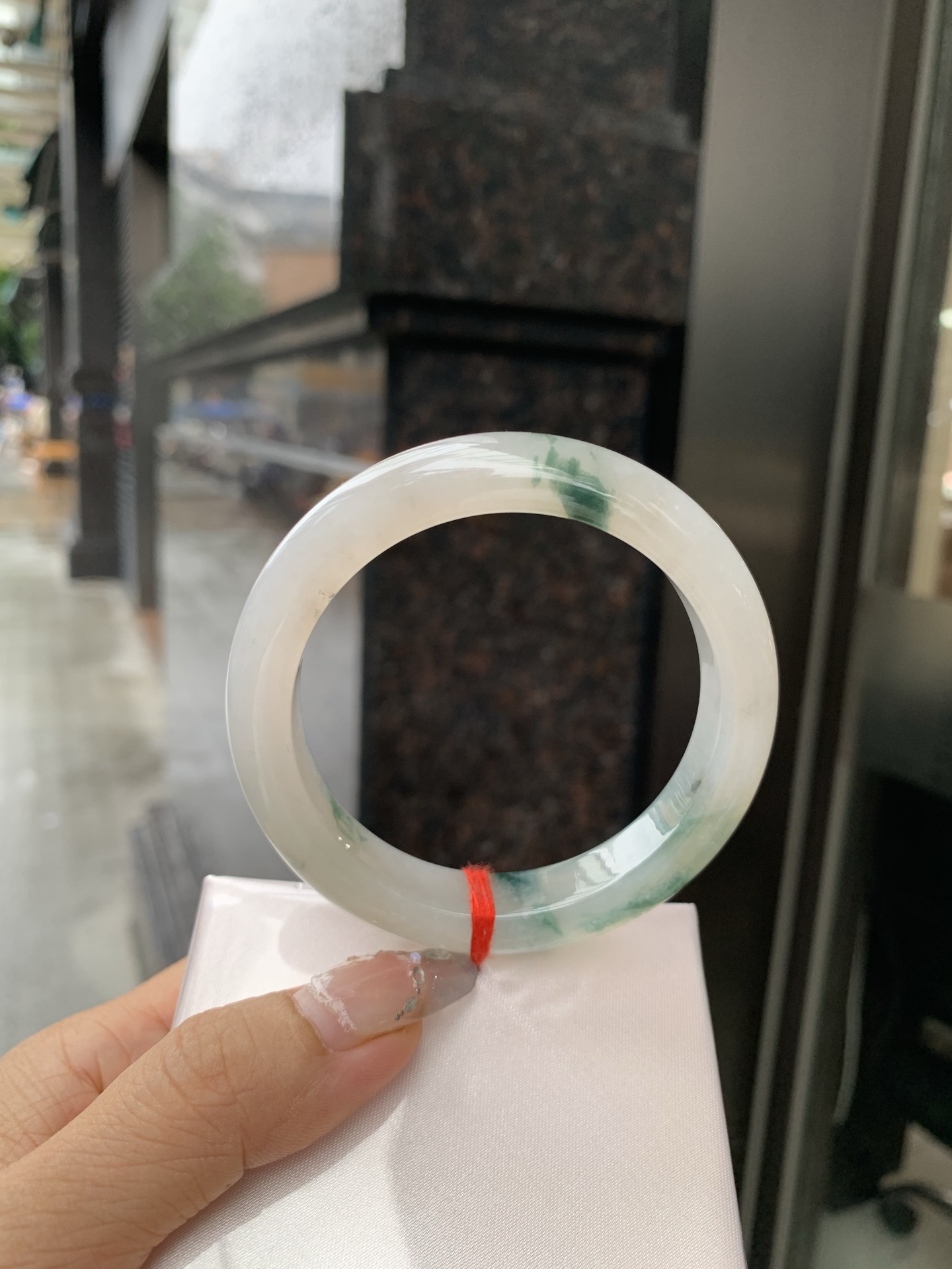 冰飘花正圈 0519-4A118 打灯棉线，底妆冰润细腻，冰底中开出了朵朵蓝花，飘花灵动飘逸，勾勒出一幅唯美诗意的山水意境画，古典优雅又秀气