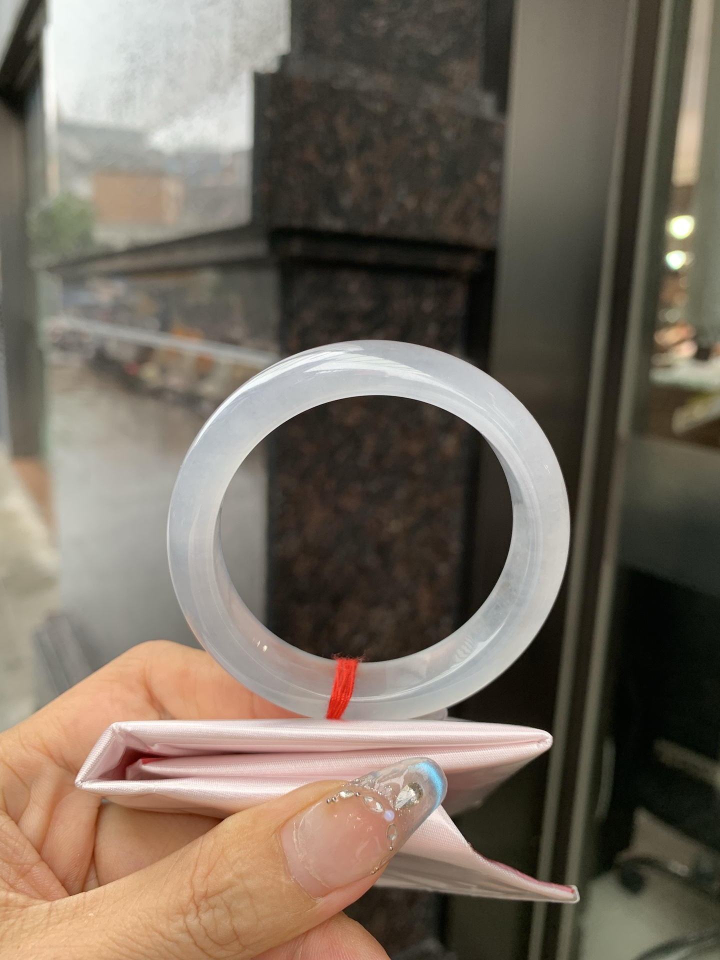 烟灰冰紫正圈，底妆冰透有光感，烟灰冰紫，朦胧，像把一汪深海水戴在手上，清透又神秘，上手显白提气质，自带清冷贵气，低调中藏着感。
