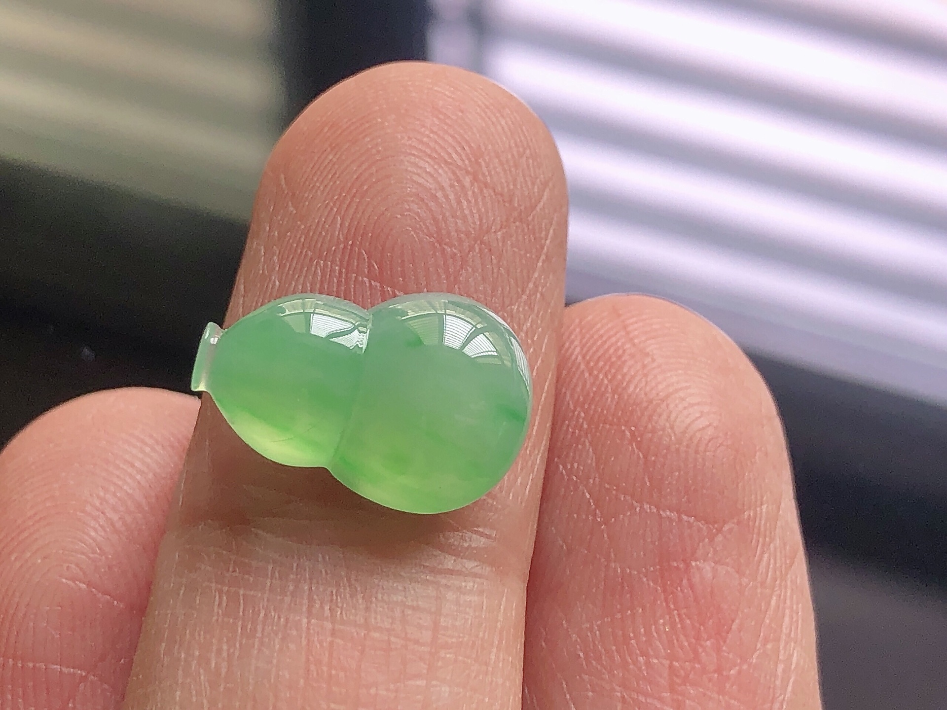 ️ 冰种阳绿葫芦， 色泽艳阳，通透水润，玉质细腻，夺目迷人，镶嵌效果，品相，无裂，尺寸14.6*9.8*5