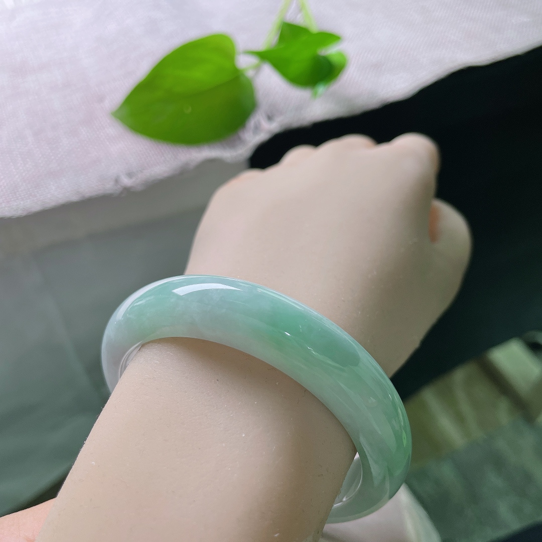 绿底正圈，水润细腻，种老，清爽自然，落落大方，一点皮纹，ss53161a