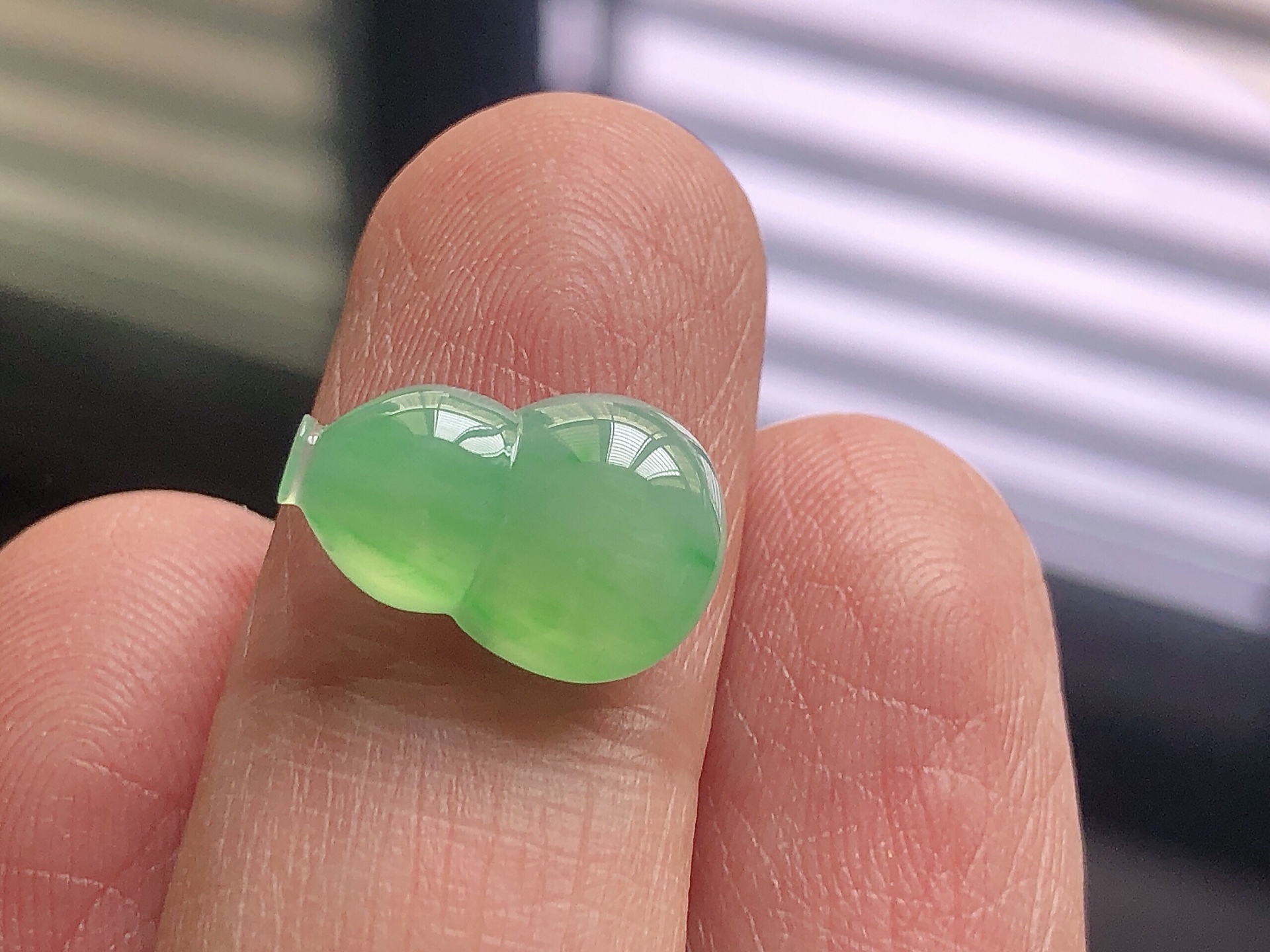 ️ 冰种阳绿葫芦， 色泽艳阳，通透水润，玉质细腻，夺目迷人，镶嵌效果，品相，无裂，尺寸14.6*9