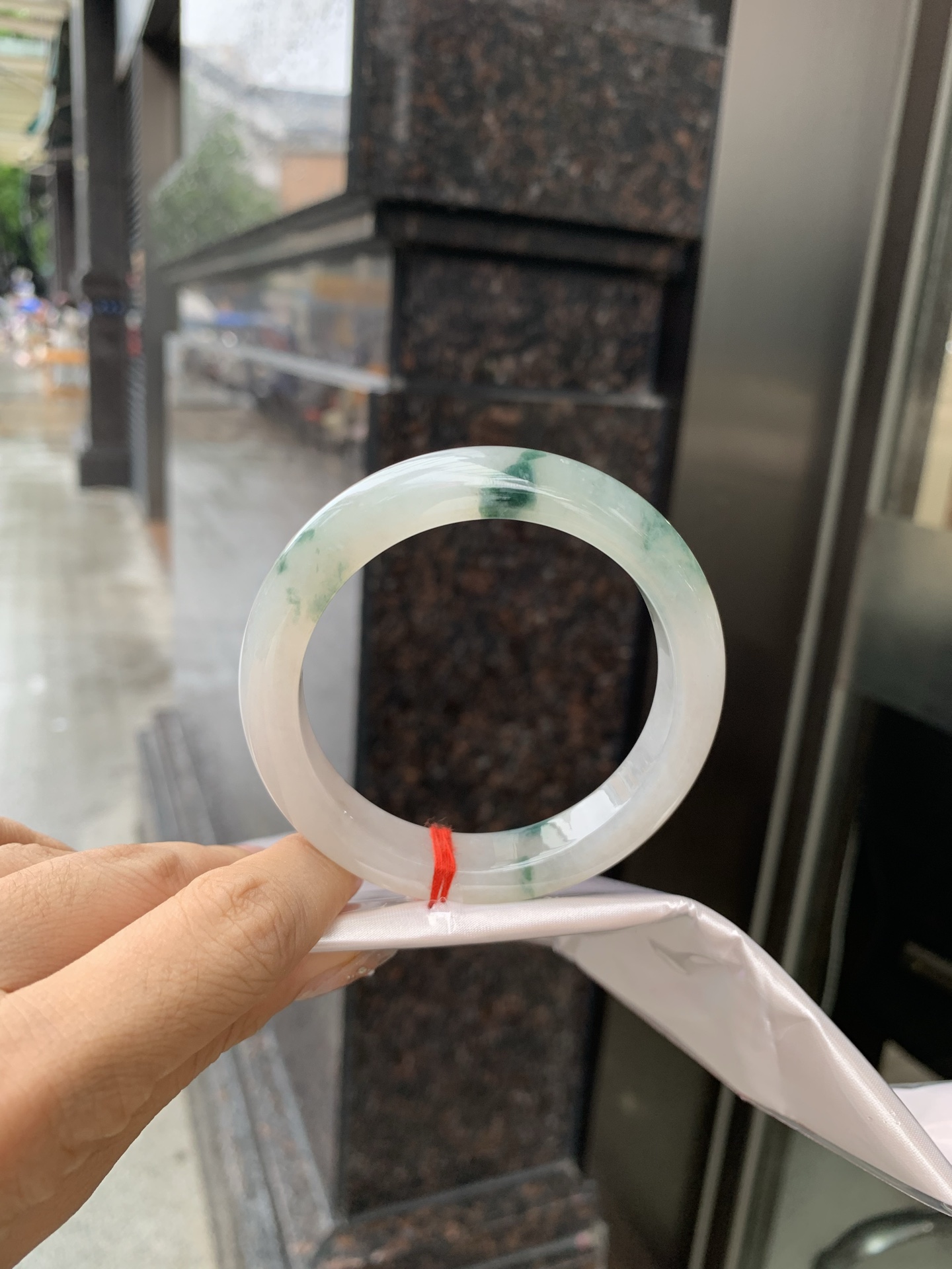 冰飘花正圈 0519-4A118 打灯棉线，底妆冰润细腻，冰底中开出了朵朵蓝花，飘花灵动飘逸，勾勒出一幅唯美诗意的山水意境画，古典优雅又秀气