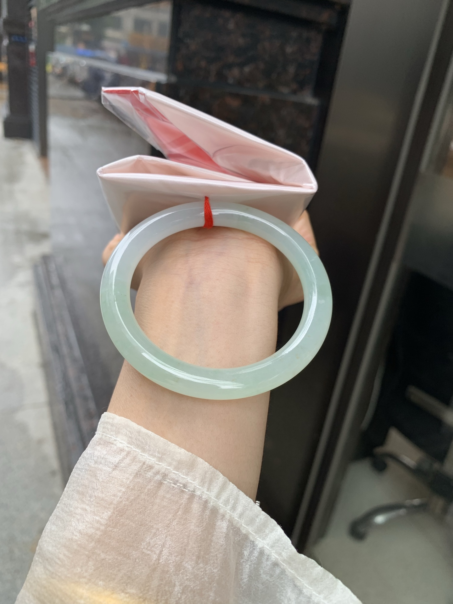 冰晴绿洒金美人条 55.6-8.5-8 0519-N762 无裂，底妆冰透水润，淡雅晴绿底洒金点缀，像初春嫩芽落入清泉，均匀柔和，抬眼就是一片宁静感
