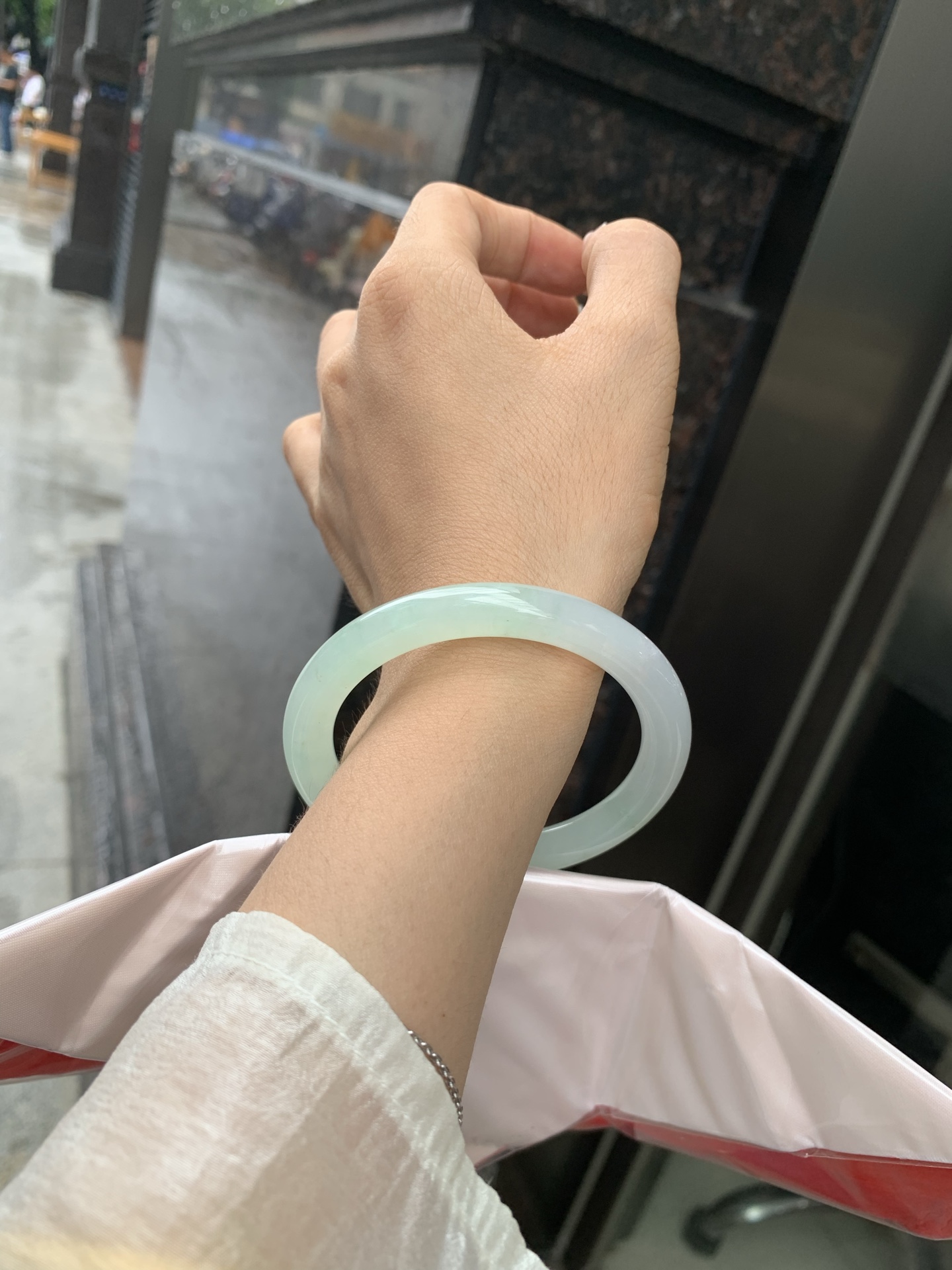 冰晴绿洒金美人条 55.6-8.5-8 0519-N762 无裂，底妆冰透水润，淡雅晴绿底洒金点缀，像初春嫩芽落入清泉，均匀柔和，抬眼就是一片宁静感