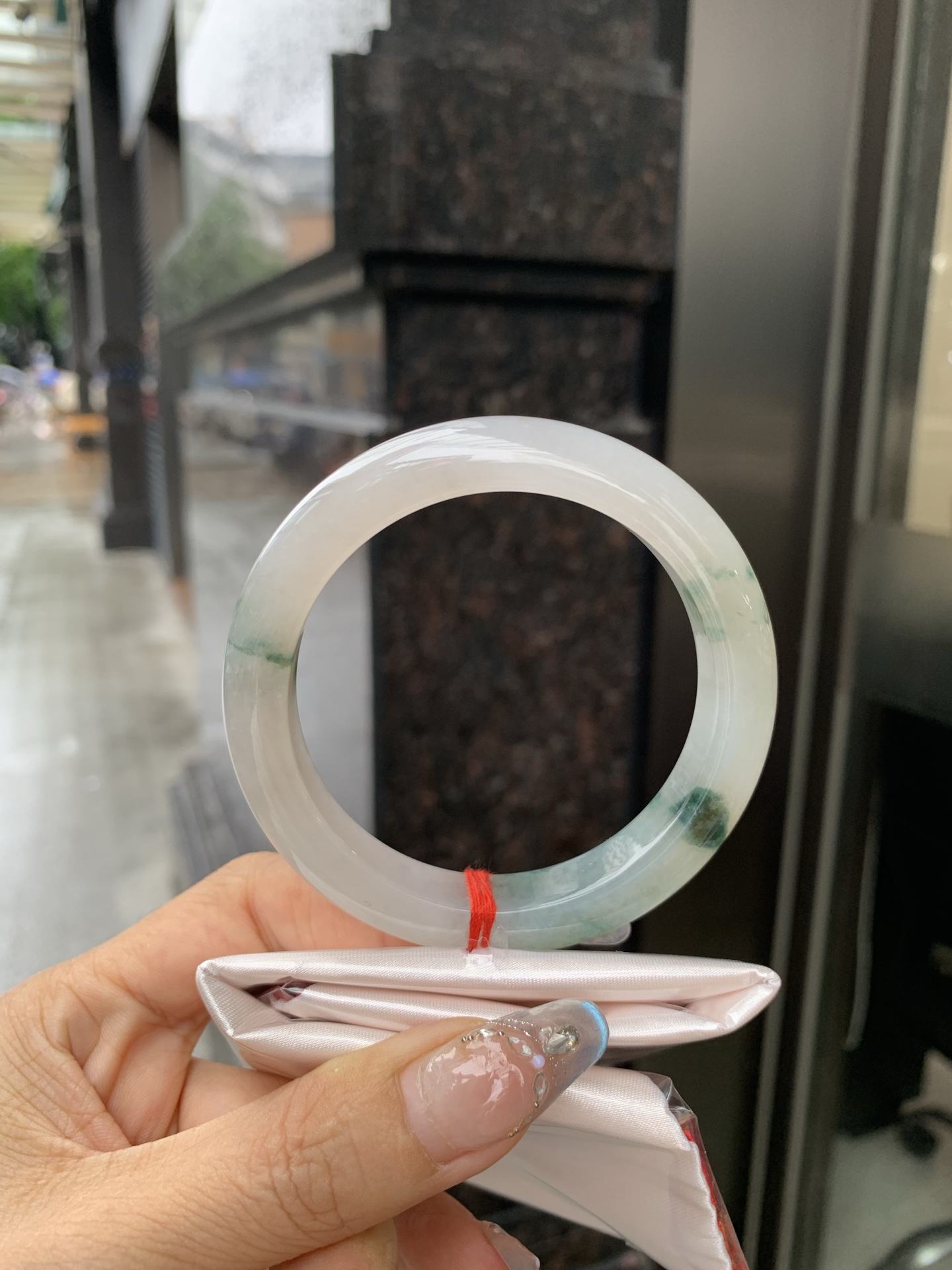 冰飘花正圈 0519-4A118 打灯棉线，底妆冰润细腻，冰底中开出了朵朵蓝花，飘花灵动飘逸，勾勒出一幅唯美诗意的山水意境画，古典优雅又秀气