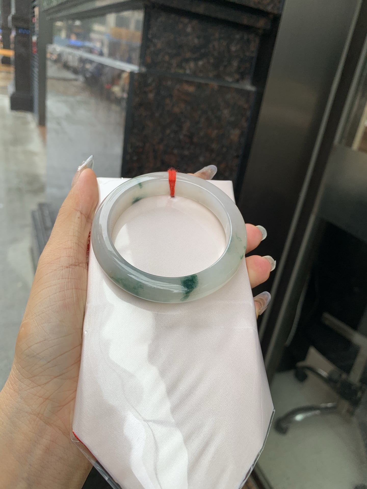 冰飘花正圈 0519-4A118 打灯棉线，底妆冰润细腻，冰底中开出了朵朵蓝花，飘花灵动飘逸，勾勒出一幅唯美诗意的山水意境画，古典优雅又秀气