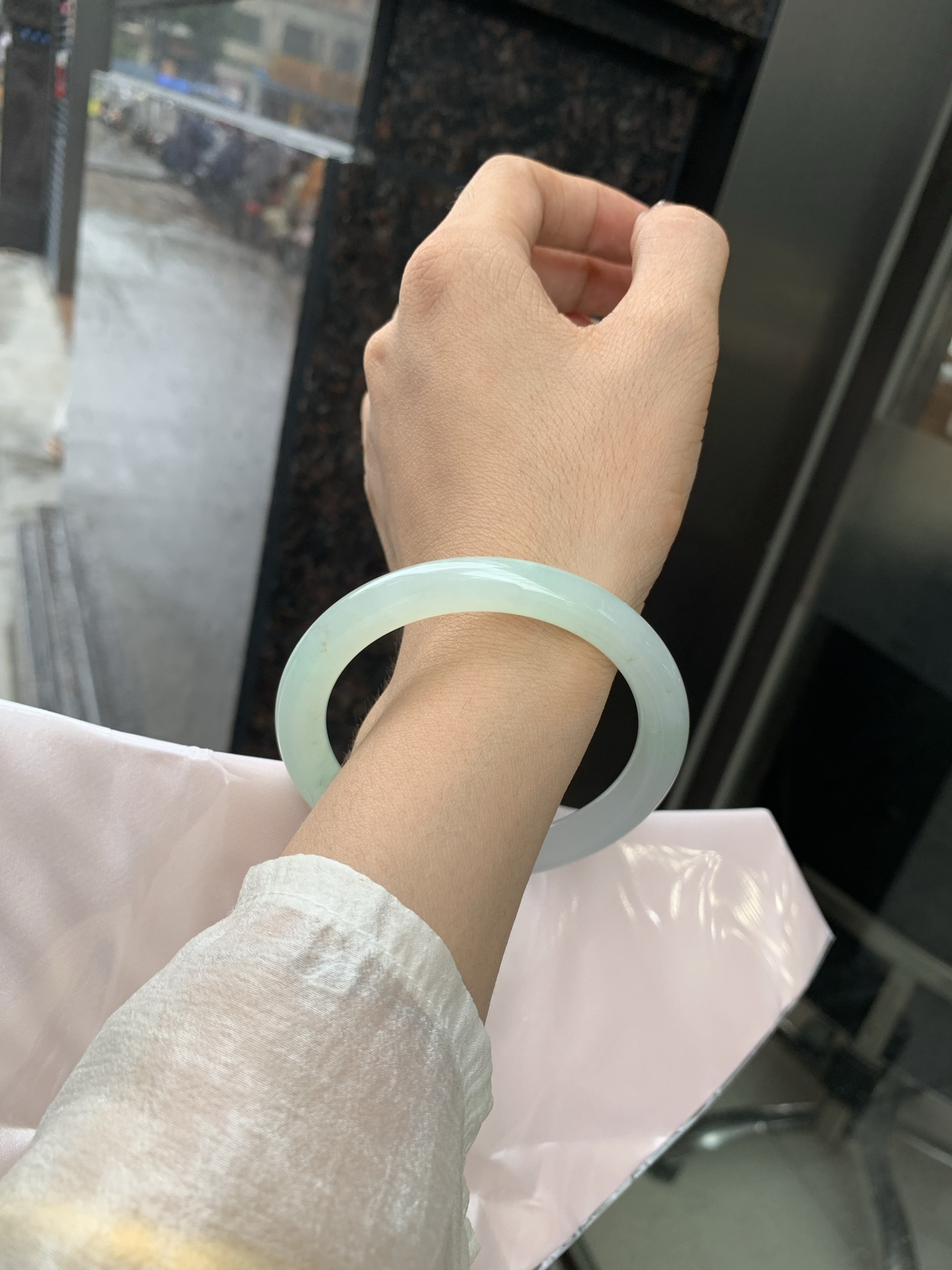 冰晴绿洒金美人条 55.6-8.5-8 0519-N762 无裂，底妆冰透水润，淡雅晴绿底洒金点缀，像初春嫩芽落入清泉，均匀柔和，抬眼就是一片宁静感