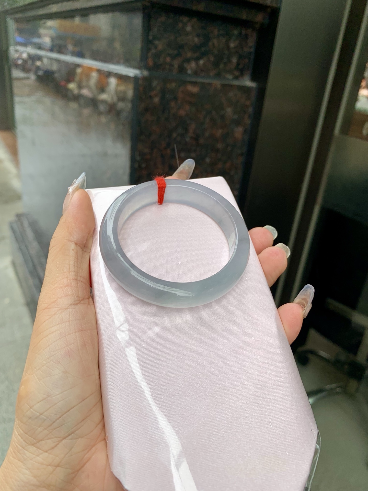 烟灰冰紫正圈，底妆冰透有光感，烟灰冰紫，朦胧，像把一汪深海水戴在手上，清透又神秘，上手显白提气质，自带清冷贵气，低调中藏着感。