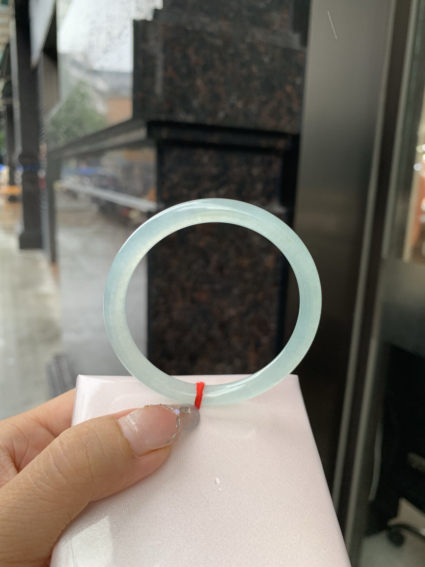 晴蓝美人条，底妆冰润，清爽耐看的均匀晴底，夏季美好的冰凉感，时而晴而晴蓝，随光线变化如梦如幻。