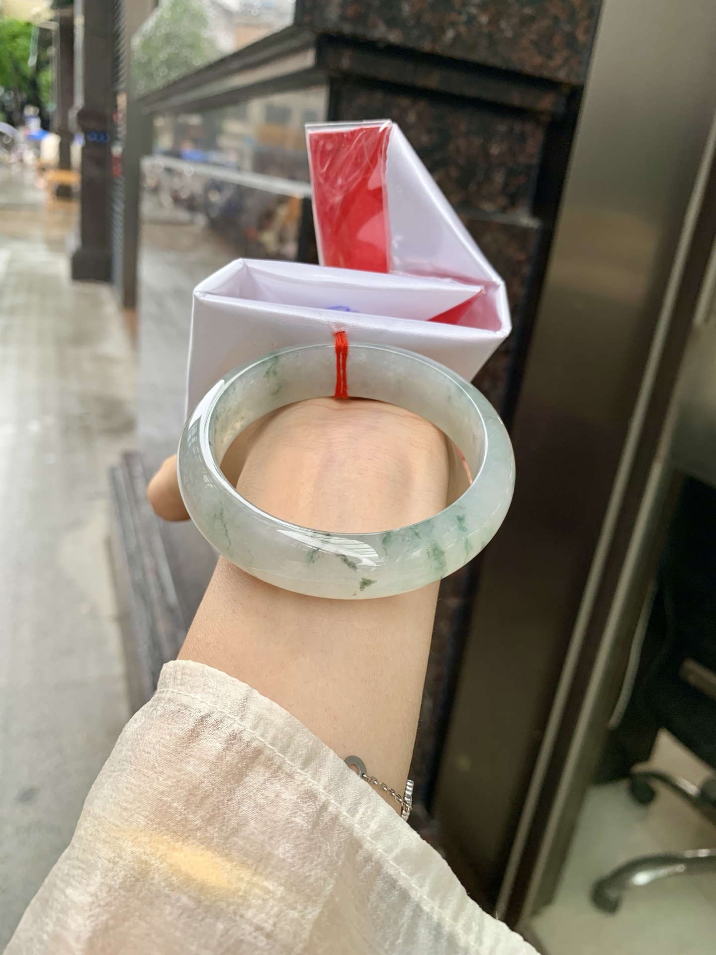 宽版正圈 57.7-7.6-15.6 0519-4A119 无裂，底妆冰透有光感，冰底中开出了朵朵蓝花，飘花灵动飘逸，勾勒出一幅唯美诗意的山水意境画，古典优雅又秀气