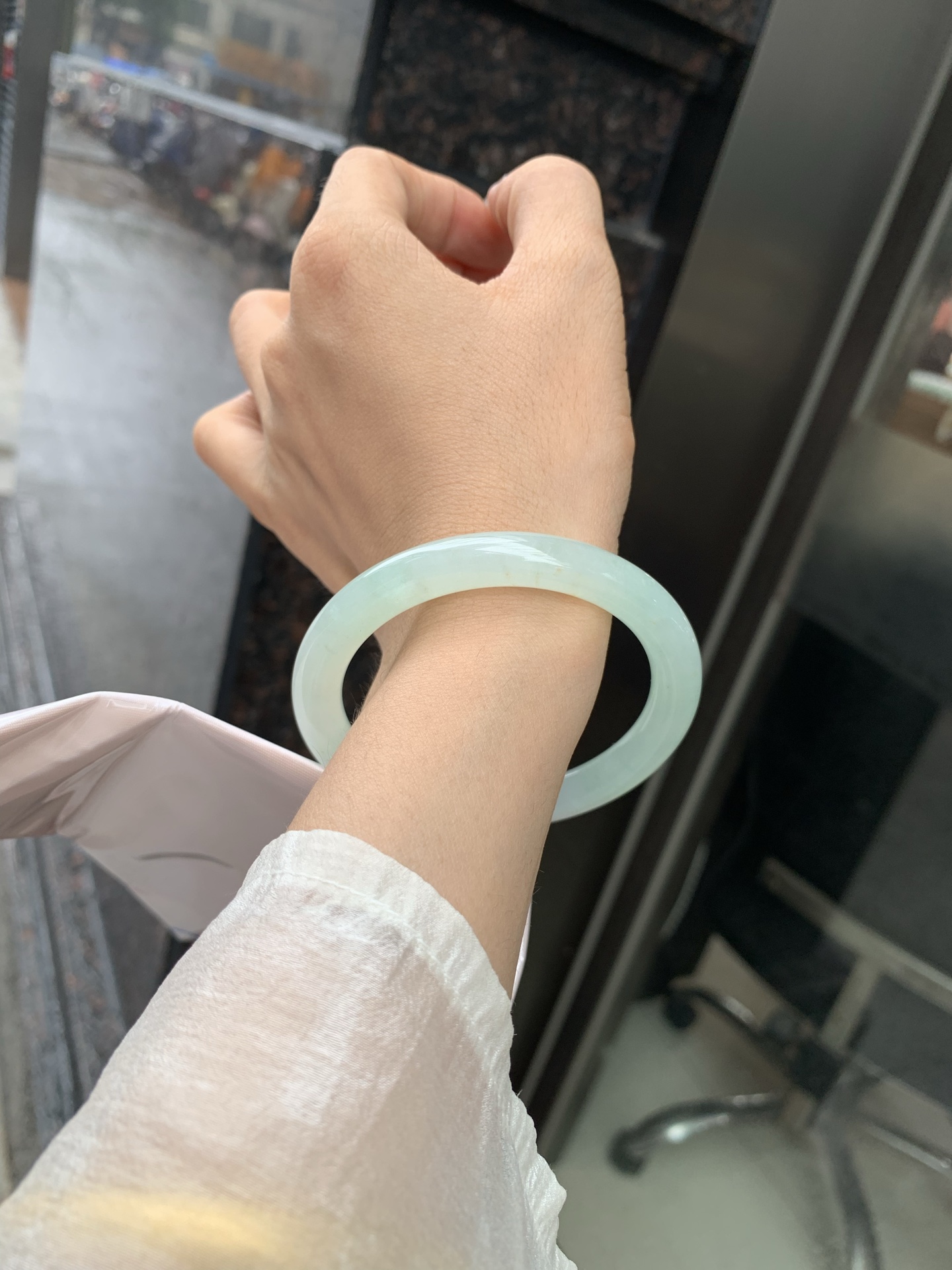 冰晴绿洒金美人条 55.6-8.5-8 0519-N762 无裂，底妆冰透水润，淡雅晴绿底洒金点缀，像初春嫩芽落入清泉，均匀柔和，抬眼就是一片宁静感