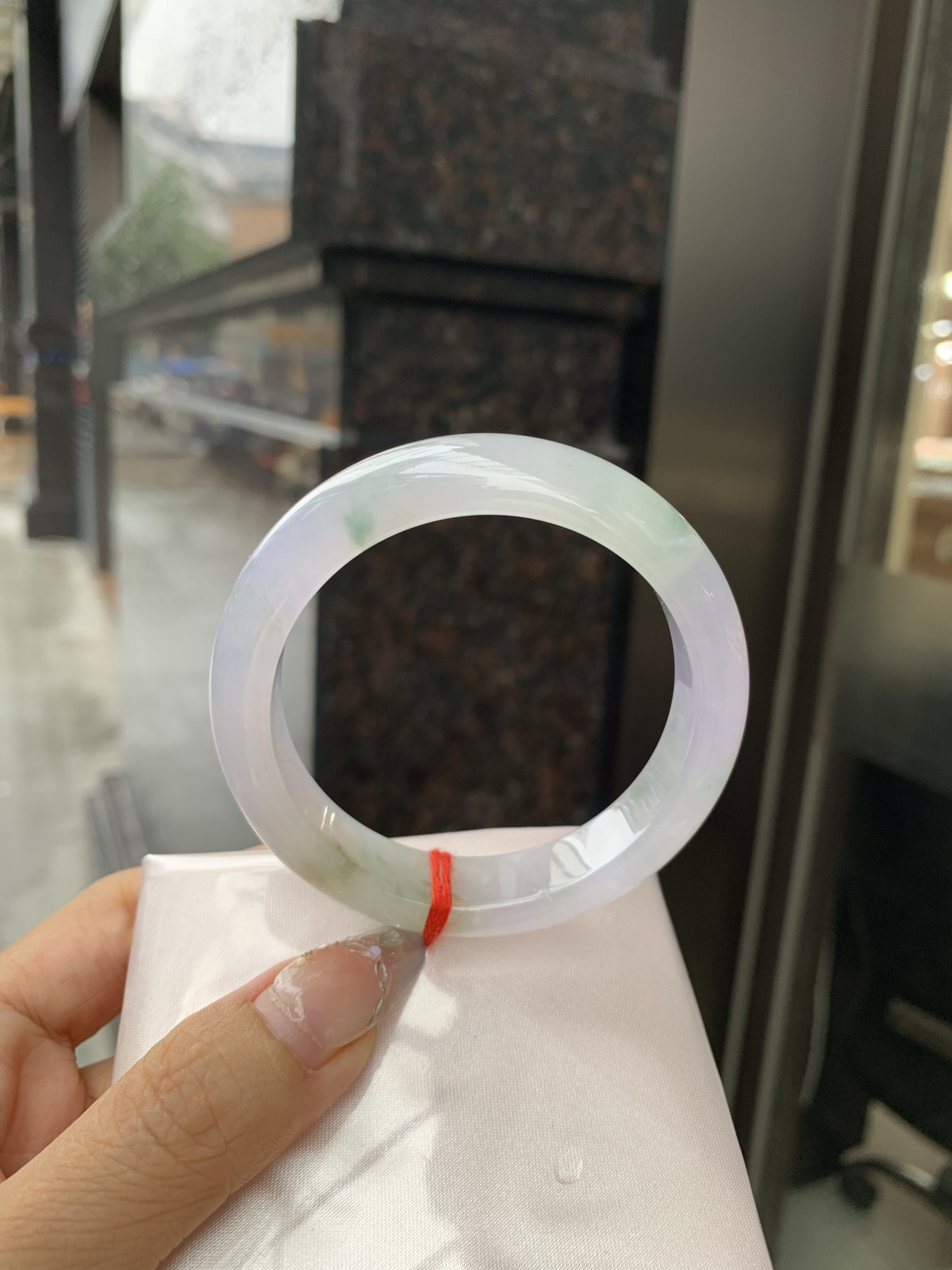 冰春彩正圈 54.6-8-12.8 0519-4A115 打灯棉线，底妆冰润，谁能拒绝一只自带春日滤镜的春彩镯啊，紫底晕染着飘绿花，像雾里的新芽，冰润细腻，上手温柔到骨子里，把整个春天的诗意都戴在手上。