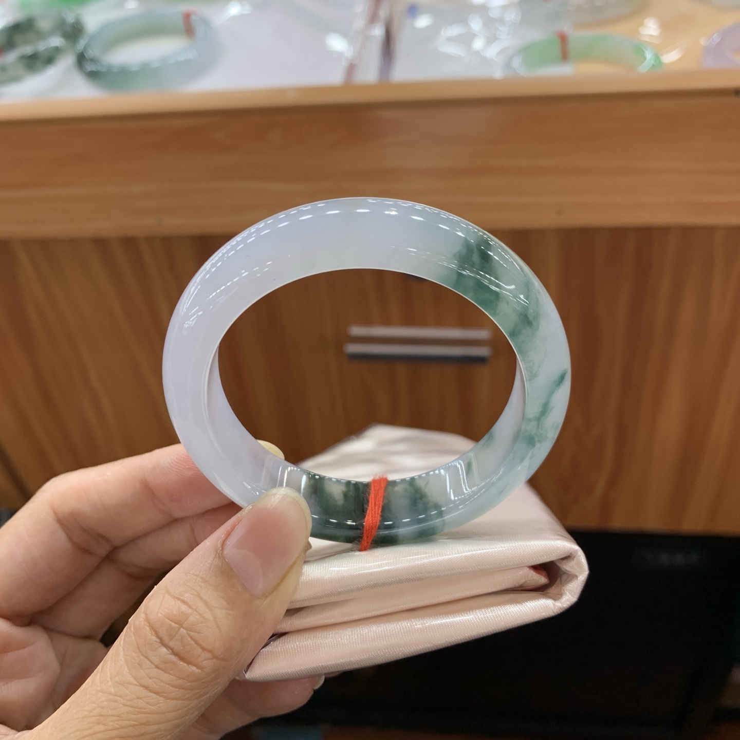 051812CK 飘花正圈翡翠手镯 52.1-13-8.3