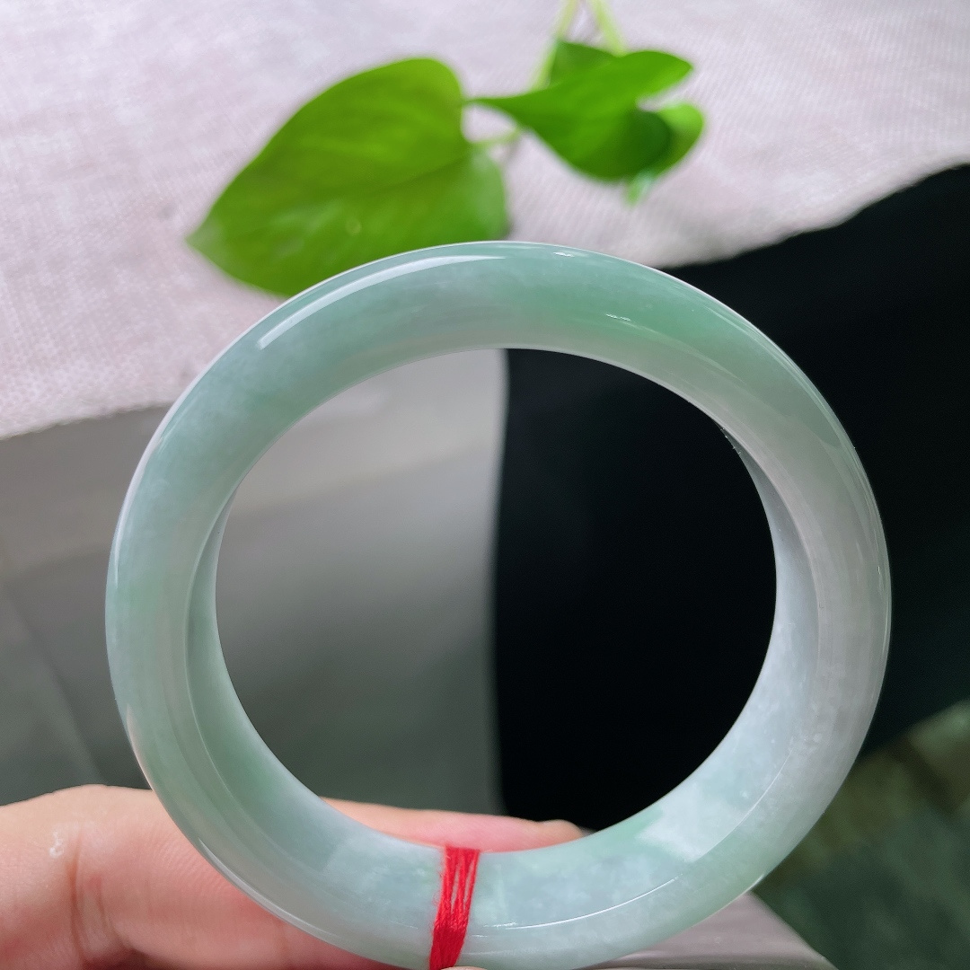 绿底正圈，水润细腻，种老，清爽自然，落落大方，一点皮纹，ss53161a
