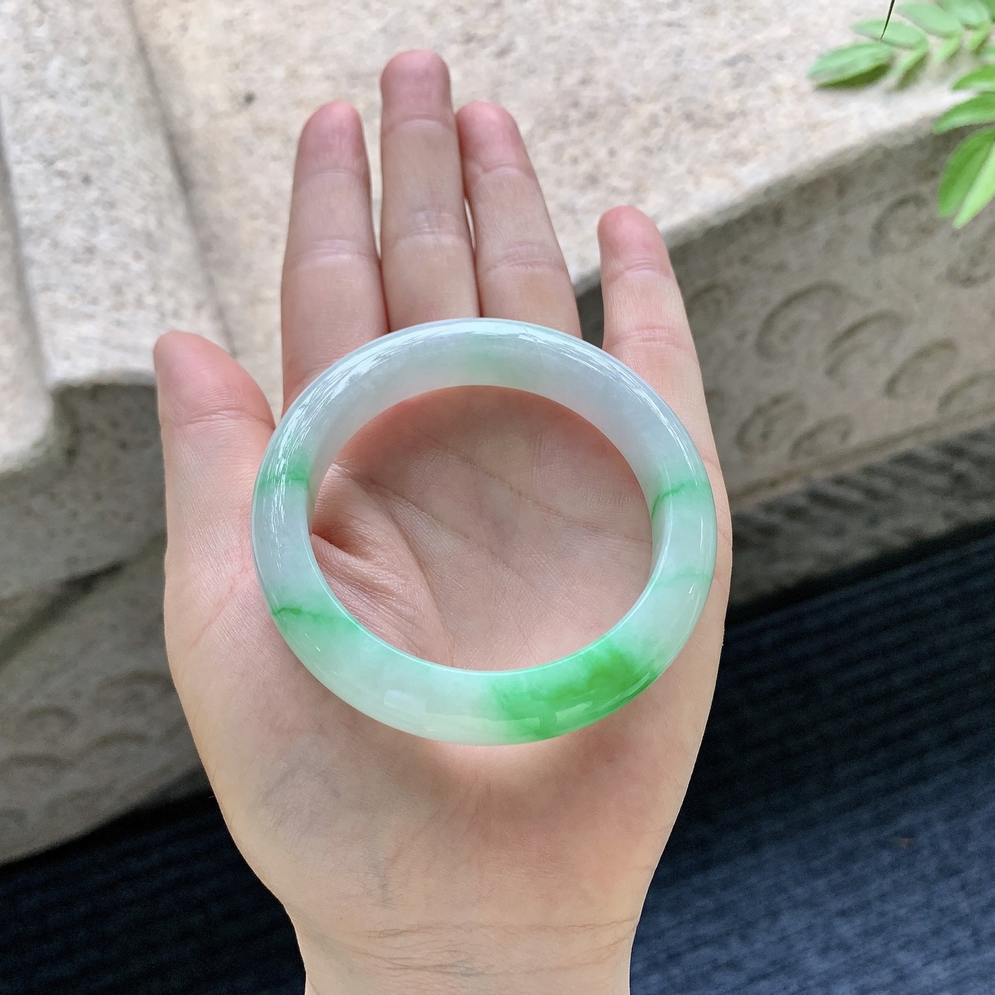 正圈49 50，圈口50.5/11.8/8.2，编码DZ081811，细糯飘阳绿，水润，种老，细腻，