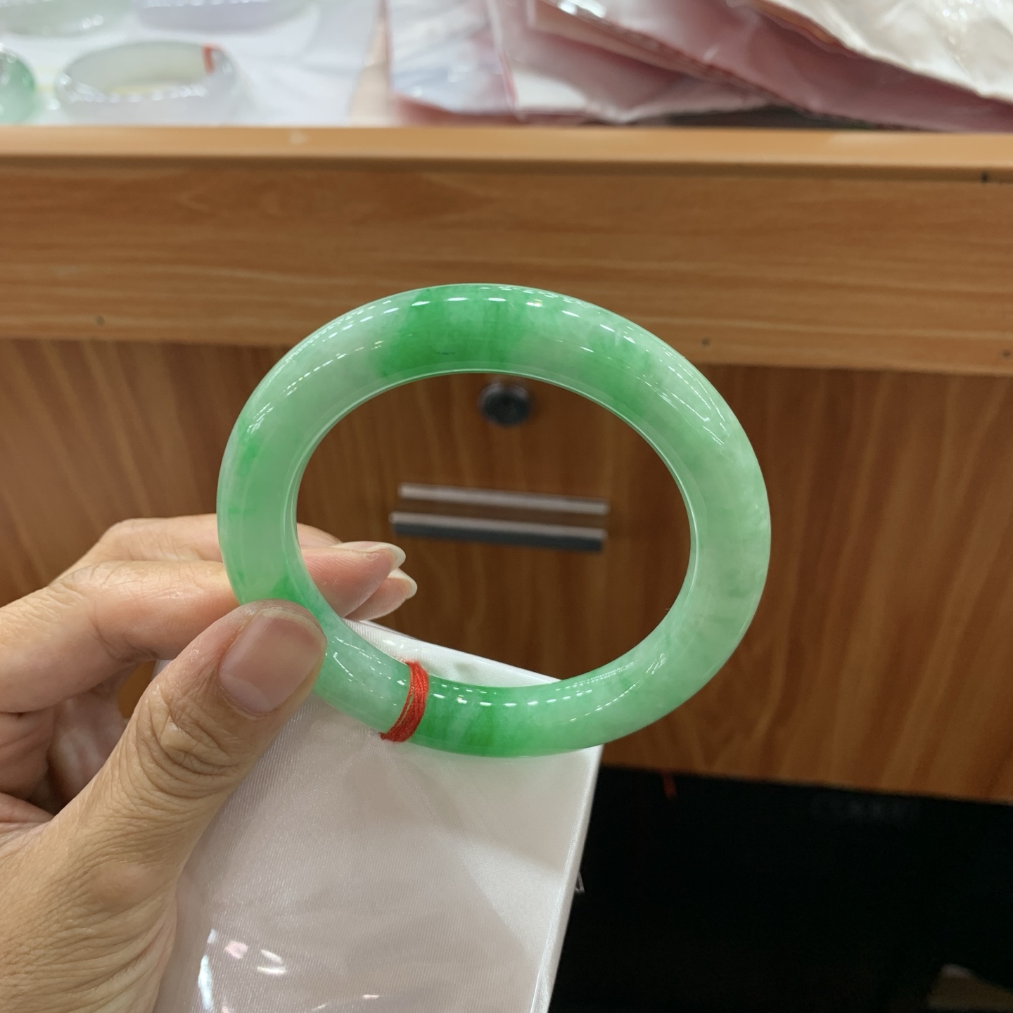 051823JM 飘绿圆条翡翠手镯 56.2-10.5