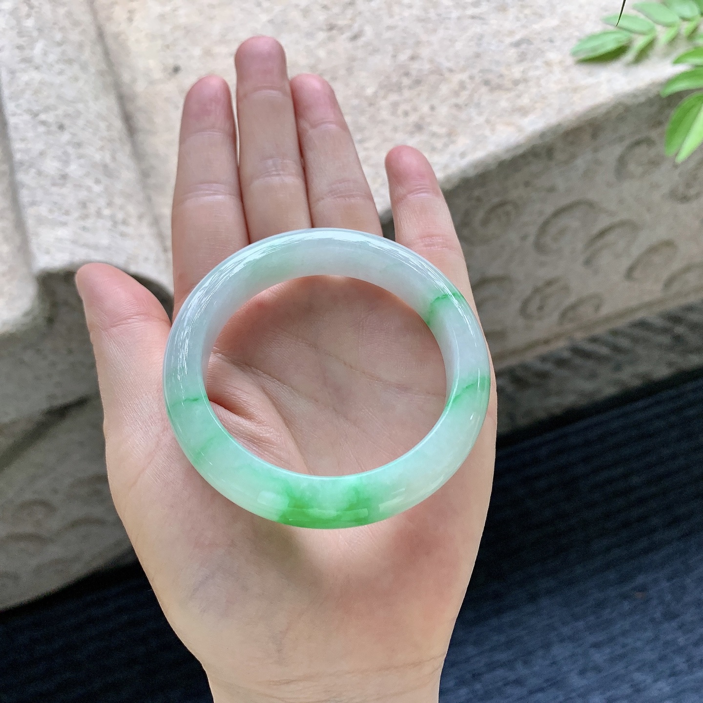 正圈49 50，圈口50.5/11.8/8.2，编码DZ081811，细糯飘阳绿，水润，种老，细腻，有纹线