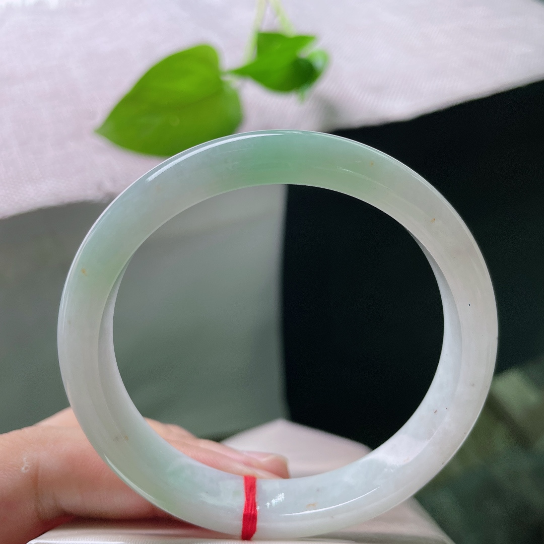 57.7/11/7.4，浅绿底正圈，水润，清秀迷人，条形秀气，种老，温婉知性，有纹，ss52267a