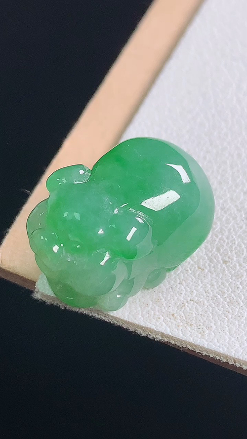 ️冰绿小猪，无裂，尺寸:18.9-12.2-11.3mm 18