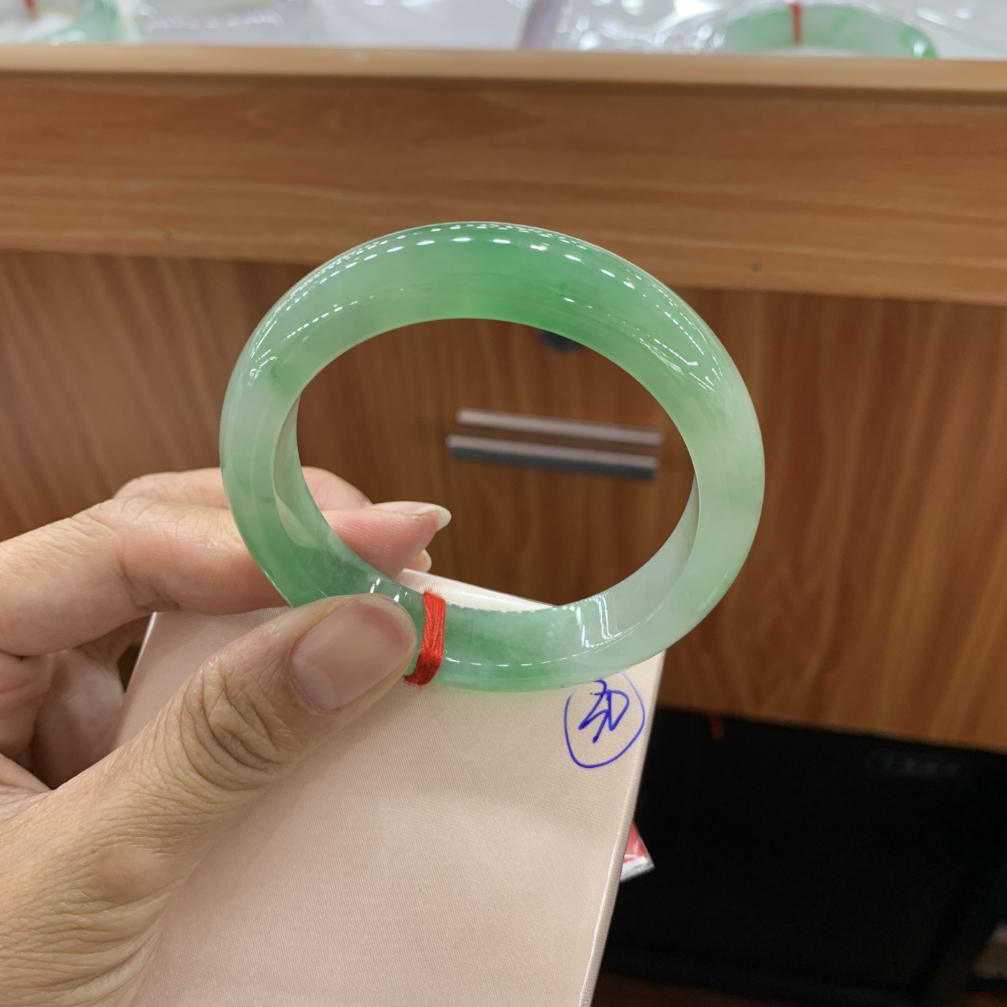 051830CK 飘绿正圈翡翠手镯 52.7-12.5-8