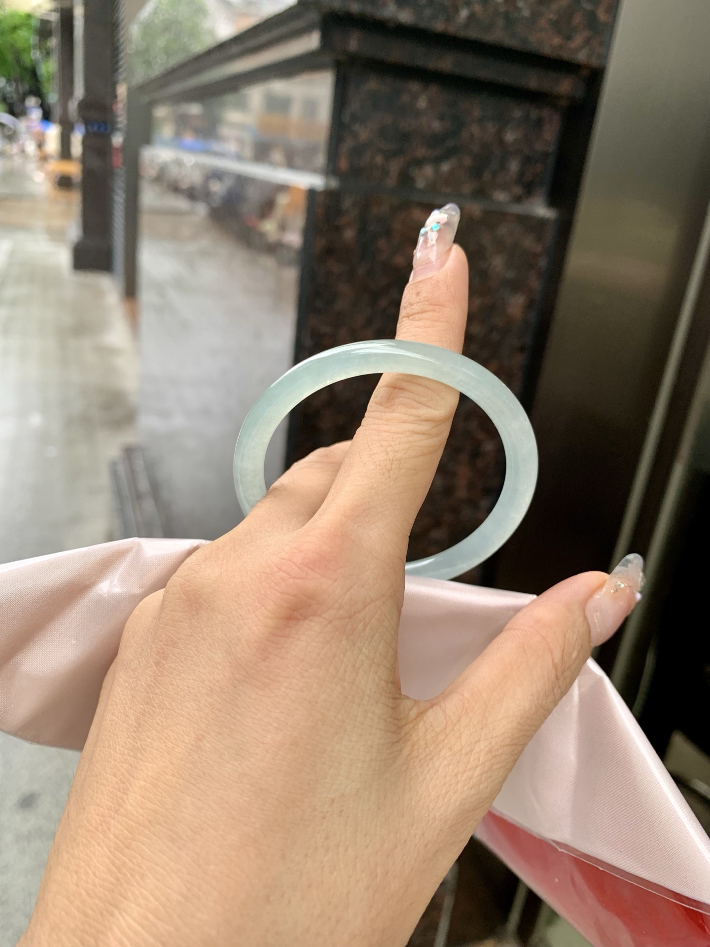 晴蓝美人条，底妆冰润，清爽耐看的均匀晴底，夏季美好的冰凉感，时而晴而晴蓝，随光线变化如梦如幻。