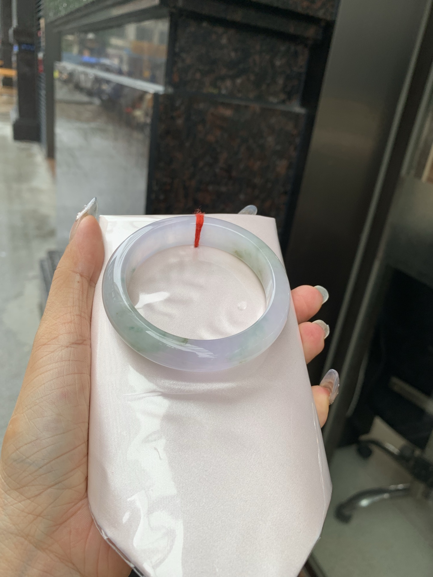 冰春彩正圈 54.6-8-12.8 0519-4A115 打灯棉线，底妆冰润，谁能拒绝一只自带春日滤镜的春彩镯啊，紫底晕染着飘绿花，像雾里的新芽，冰润细腻，上手温柔到骨子里，把整个春天的诗意都戴在手上。