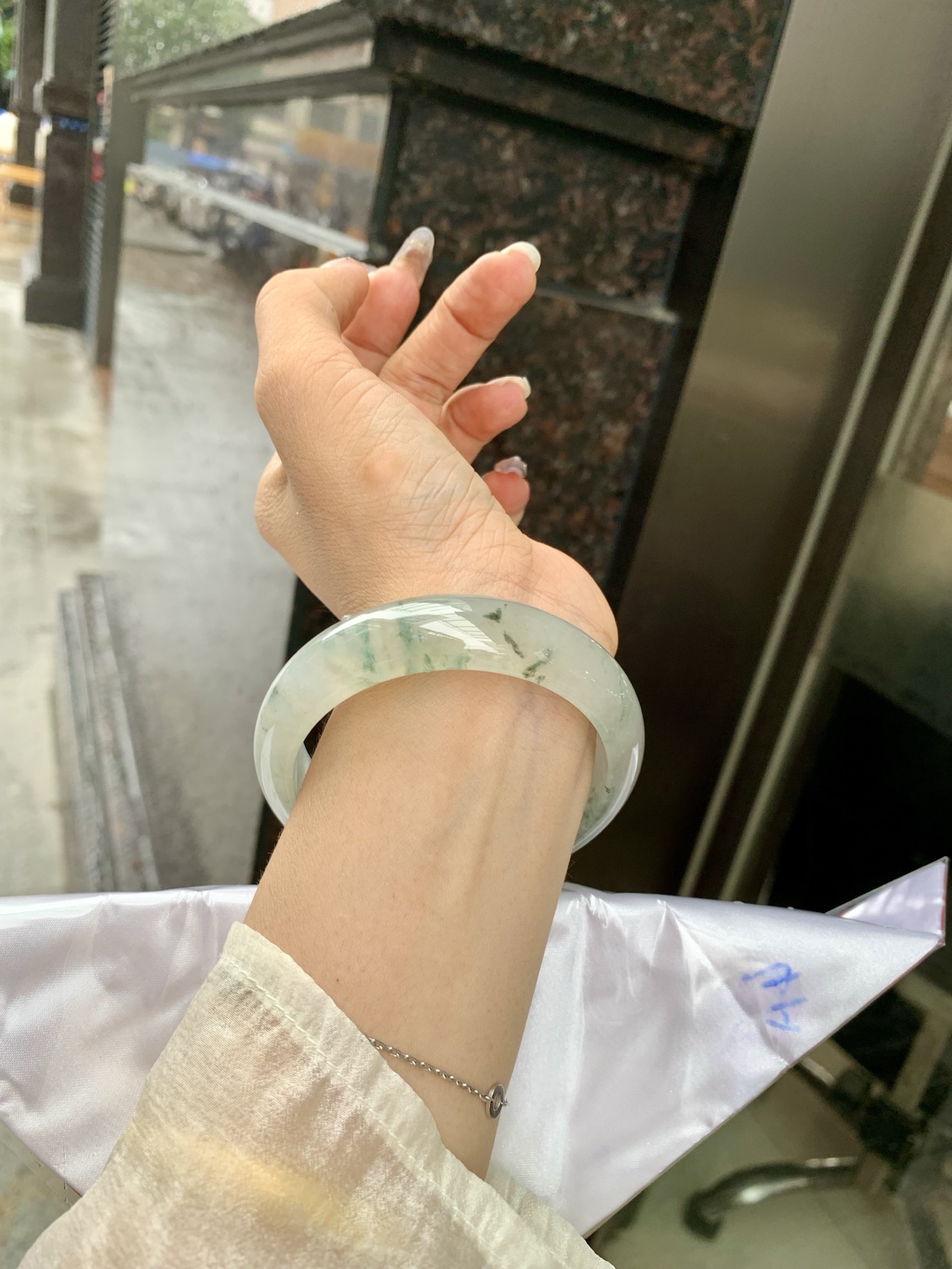 宽版正圈 57.7-7.6-15.6 0519-4A119 无裂，底妆冰透有光感，冰底中开出了朵朵蓝花，飘花灵动飘逸，勾勒出一幅唯美诗意的山水意境画，古典优雅又秀气
