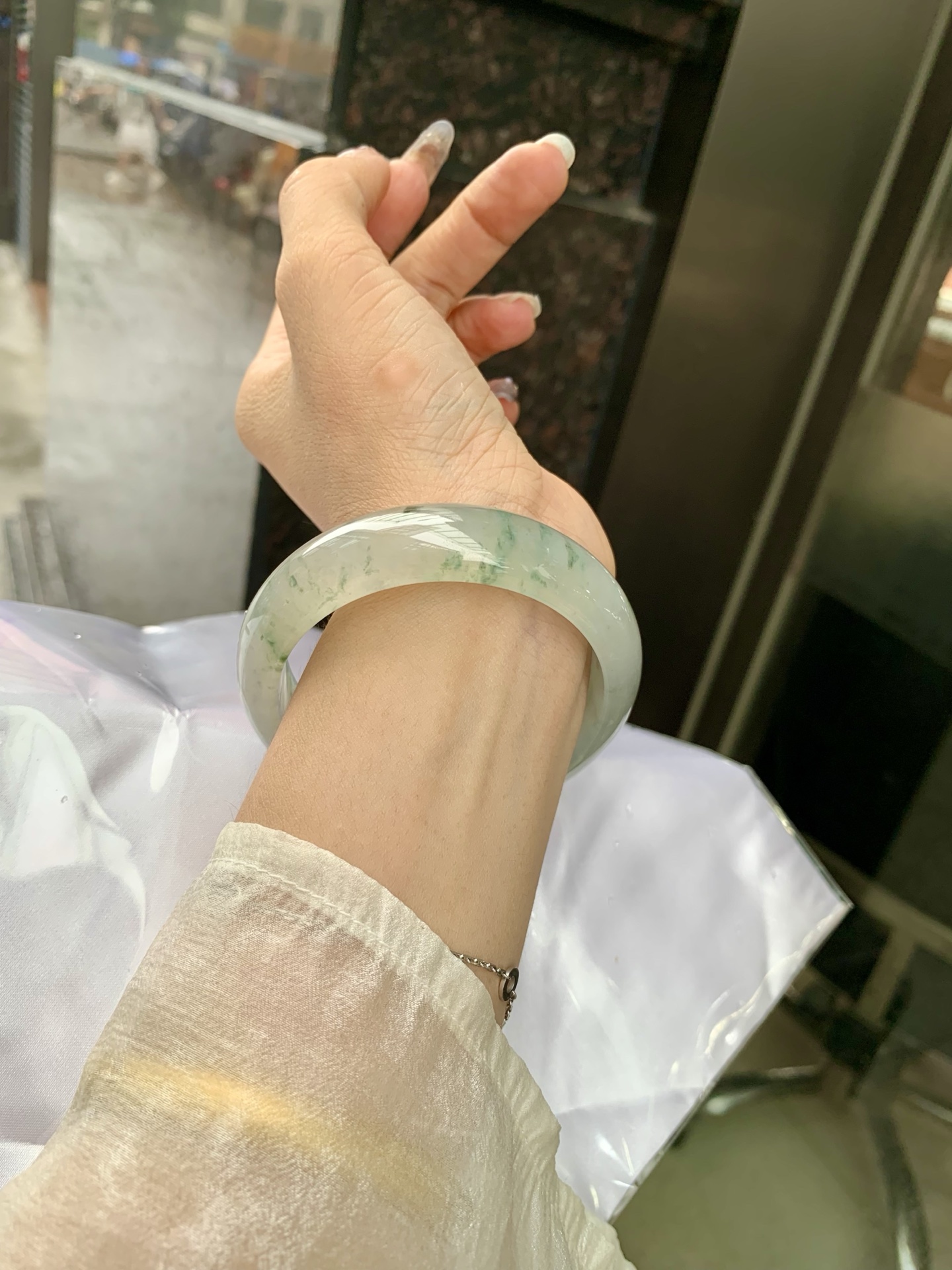 宽版正圈 57.7-7.6-15.6 0519-4A119 无裂，底妆冰透有光感，冰底中开出了朵朵蓝花，飘花灵动飘逸，勾勒出一幅唯美诗意的山水意境画，古典优雅又秀气