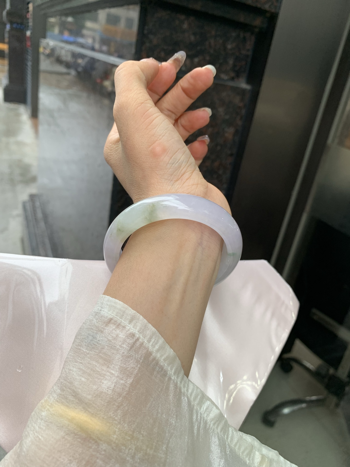 冰春彩正圈 54.6-8-12.8 0519-4A115 打灯棉线，底妆冰润，谁能拒绝一只自带春日滤镜的春彩镯啊，紫底晕染着飘绿花，像雾里的新芽，冰润细腻，上手温柔到骨子里，把整个春天的诗意都戴在手上。
