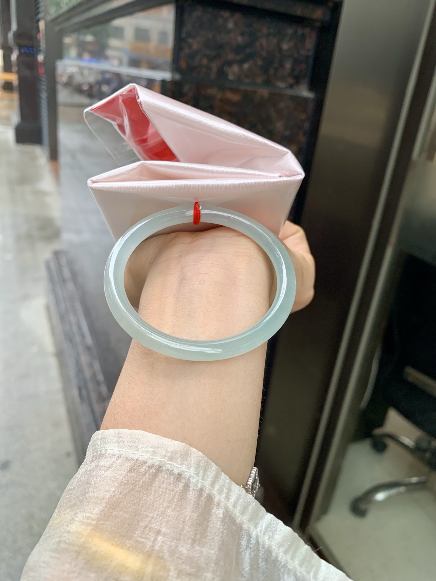 晴蓝美人条，底妆冰润，清爽耐看的均匀晴底，夏季美好的冰凉感，时而晴而晴蓝，随光线变化如梦如幻。