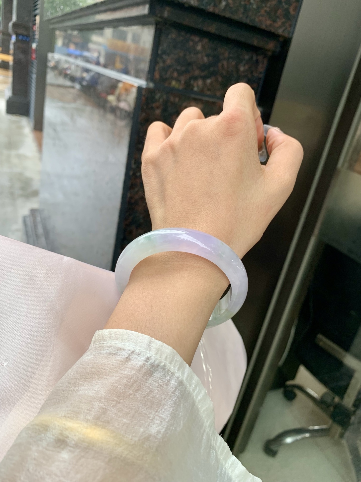 冰春彩正圈 54.6-8-12.8 0519-4A115 打灯棉线，底妆冰润，谁能拒绝一只自带春日滤镜的春彩镯啊，紫底晕染着飘绿花，像雾里的新芽，冰润细腻，上手温柔到骨子里，把整个春天的诗意都戴在手上。