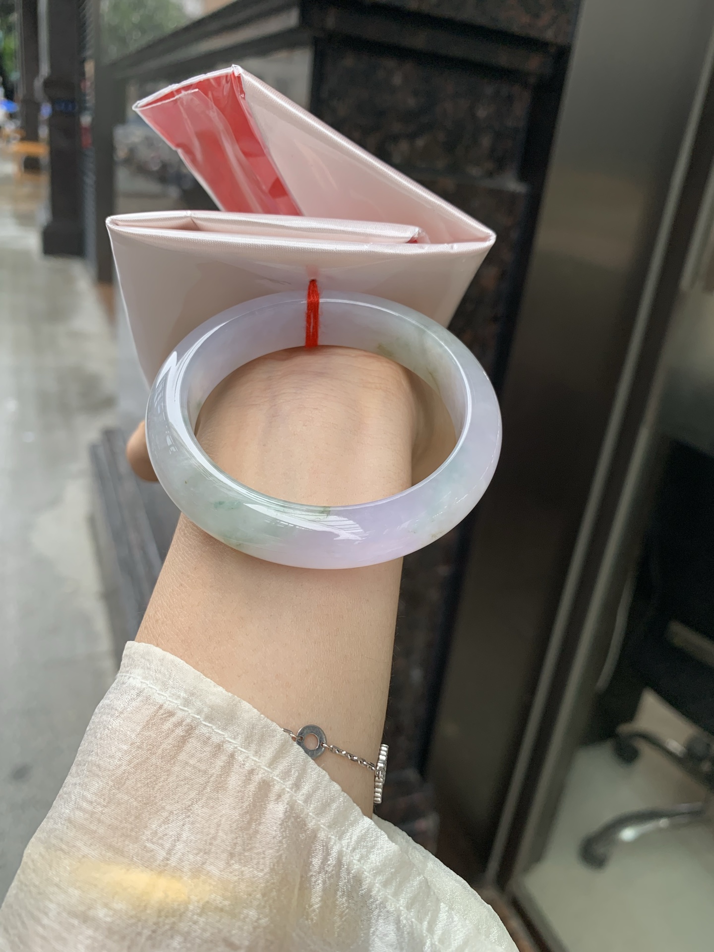 冰春彩正圈 54.6-8-12.8 0519-4A115 打灯棉线，底妆冰润，谁能拒绝一只自带春日滤镜的春彩镯啊，紫底晕染着飘绿花，像雾里的新芽，冰润细腻，上手温柔到骨子里，把整个春天的诗意都戴在手上。