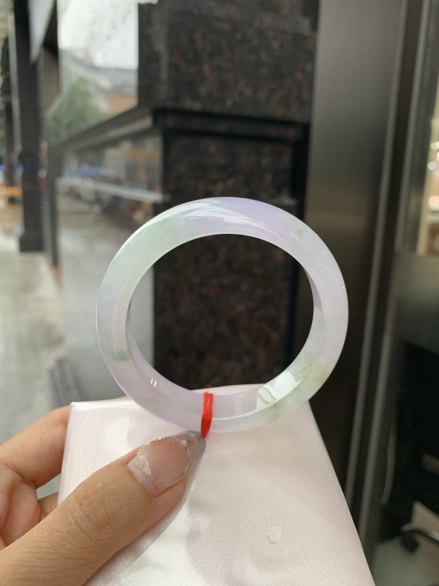 冰春彩正圈 54.6-8-12.8 0519-4A115 打灯棉线，底妆冰润，谁能拒绝一只自带春日滤镜的春彩镯啊，紫底晕染着飘绿花，像雾里的新芽，冰润细腻，上手温柔到骨子里，把整个春天的诗意都戴在手上。