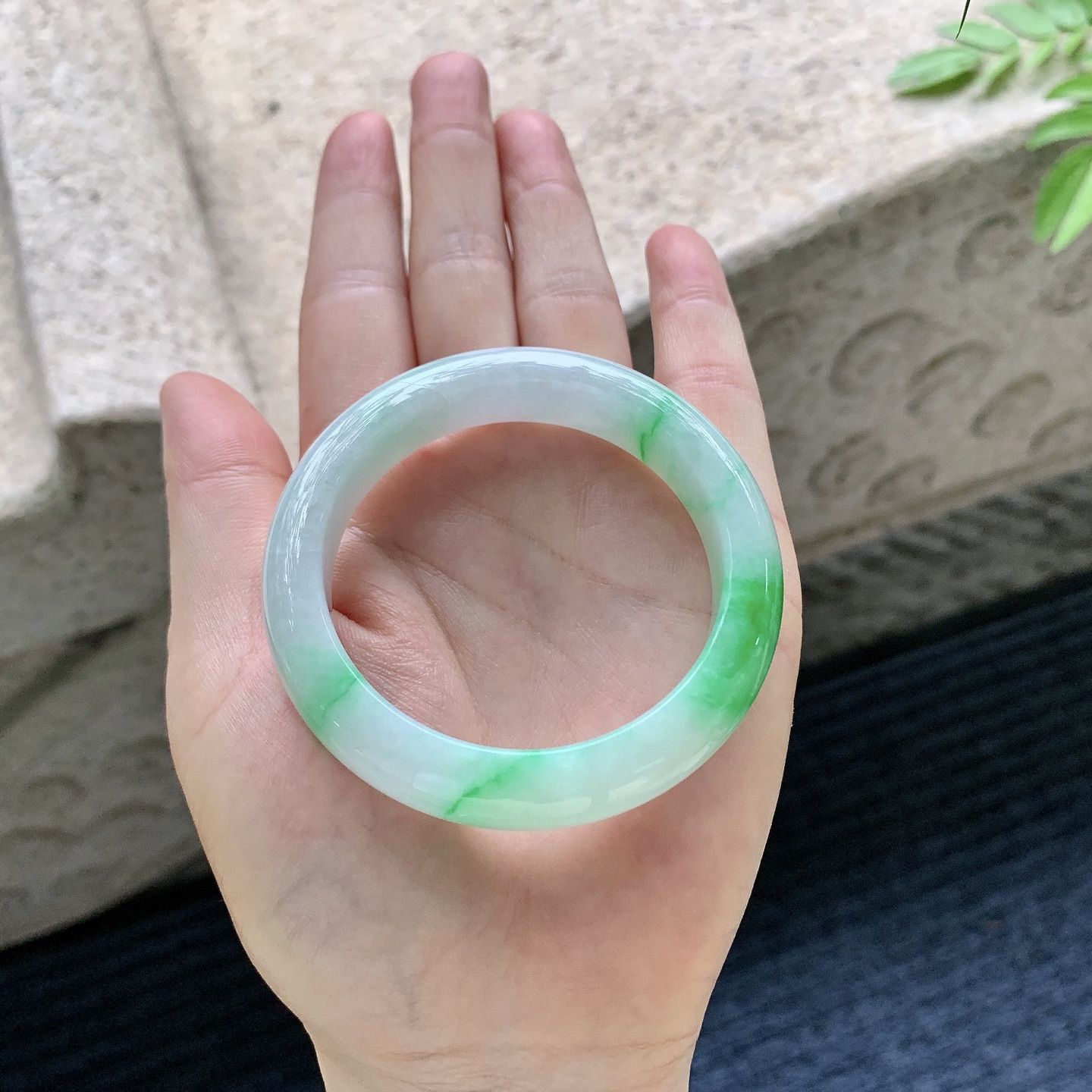 正圈49 50，圈口50.5/11.8/8.2，编码DZ081811，细糯飘阳绿，水润，种老，细腻，有纹线