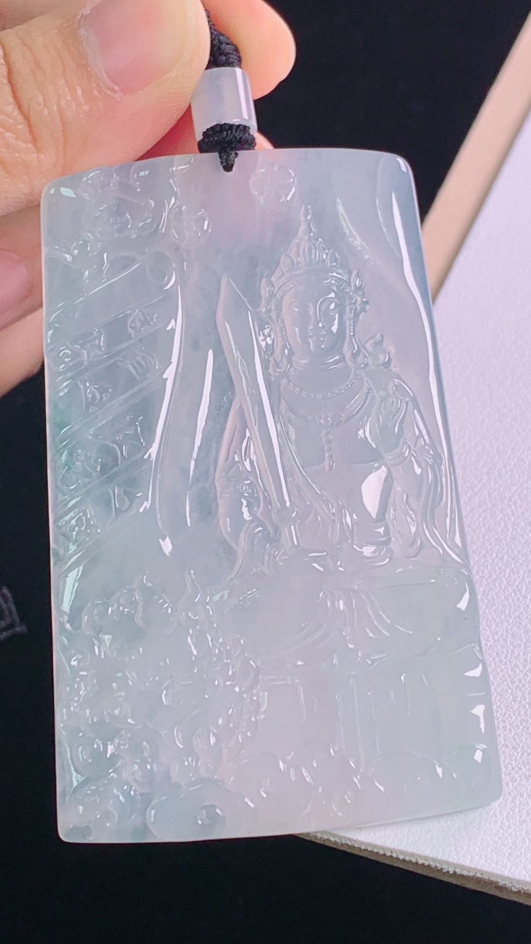文殊菩萨，种水，冰透起光，无裂，尺寸:77.1-68.4-43.5-4.7mm 17