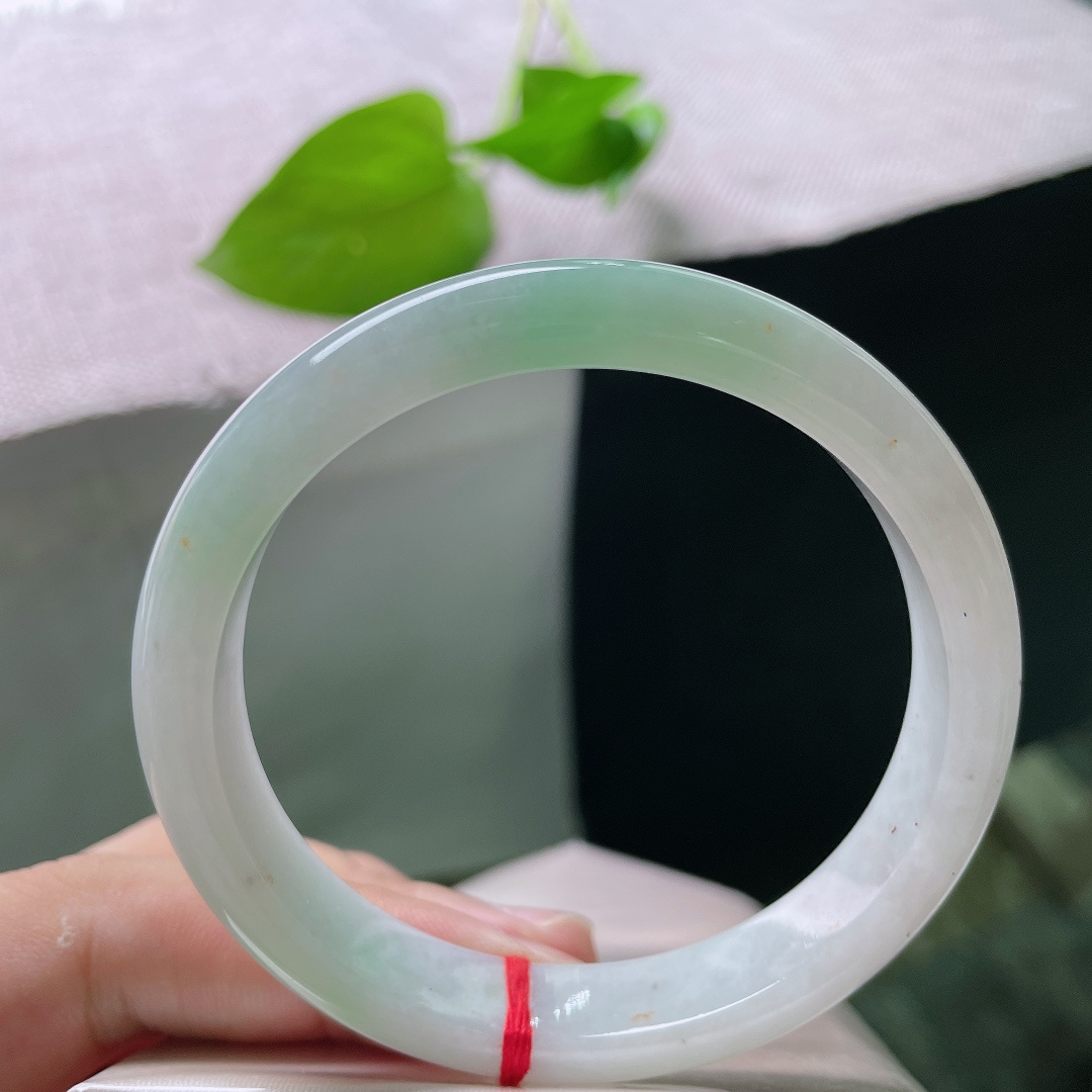57.7/11/7.4，浅绿底正圈，水润，清秀迷人，条形秀气，种老，温婉知性，有纹，ss52267a