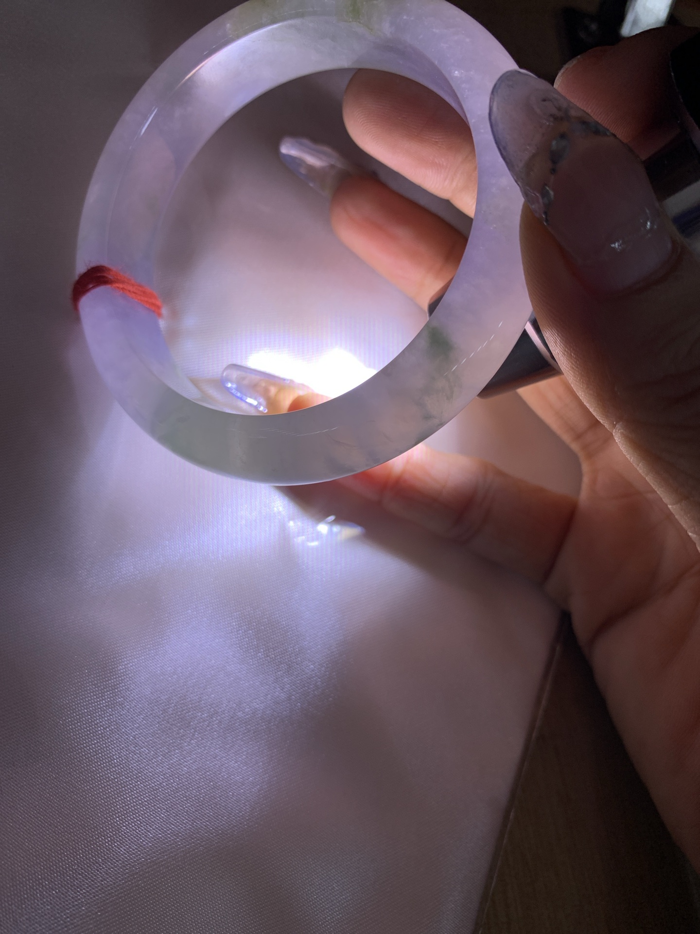 冰春彩正圈 54.6-8-12.8 0519-4A115 打灯棉线，底妆冰润，谁能拒绝一只自带春日滤镜的春彩镯啊，紫底晕染着飘绿花，像雾里的新芽，冰润细腻，上手温柔到骨子里，把整个春天的诗意都戴在手上。