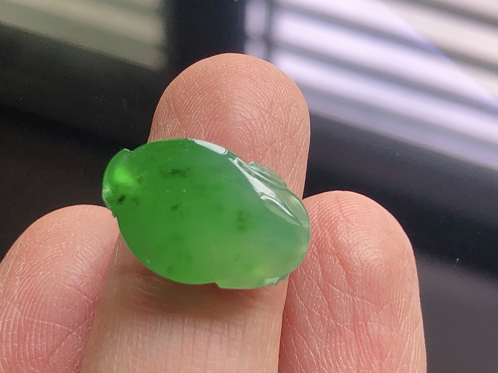 ️ 冰种阳绿金蟾，色泽艳阳，通透水润，玉质细腻，夺目迷人，镶嵌效果，品相，无裂，尺寸19*12.3*6.5