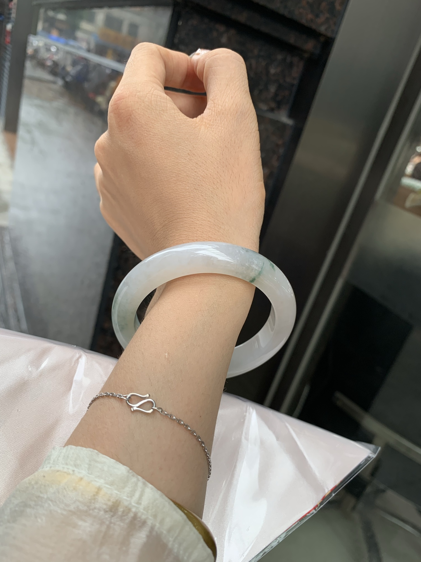 冰飘花正圈 0519-4A118 打灯棉线，底妆冰润细腻，冰底中开出了朵朵蓝花，飘花灵动飘逸，勾勒出一幅唯美诗意的山水意境画，古典优雅又秀气