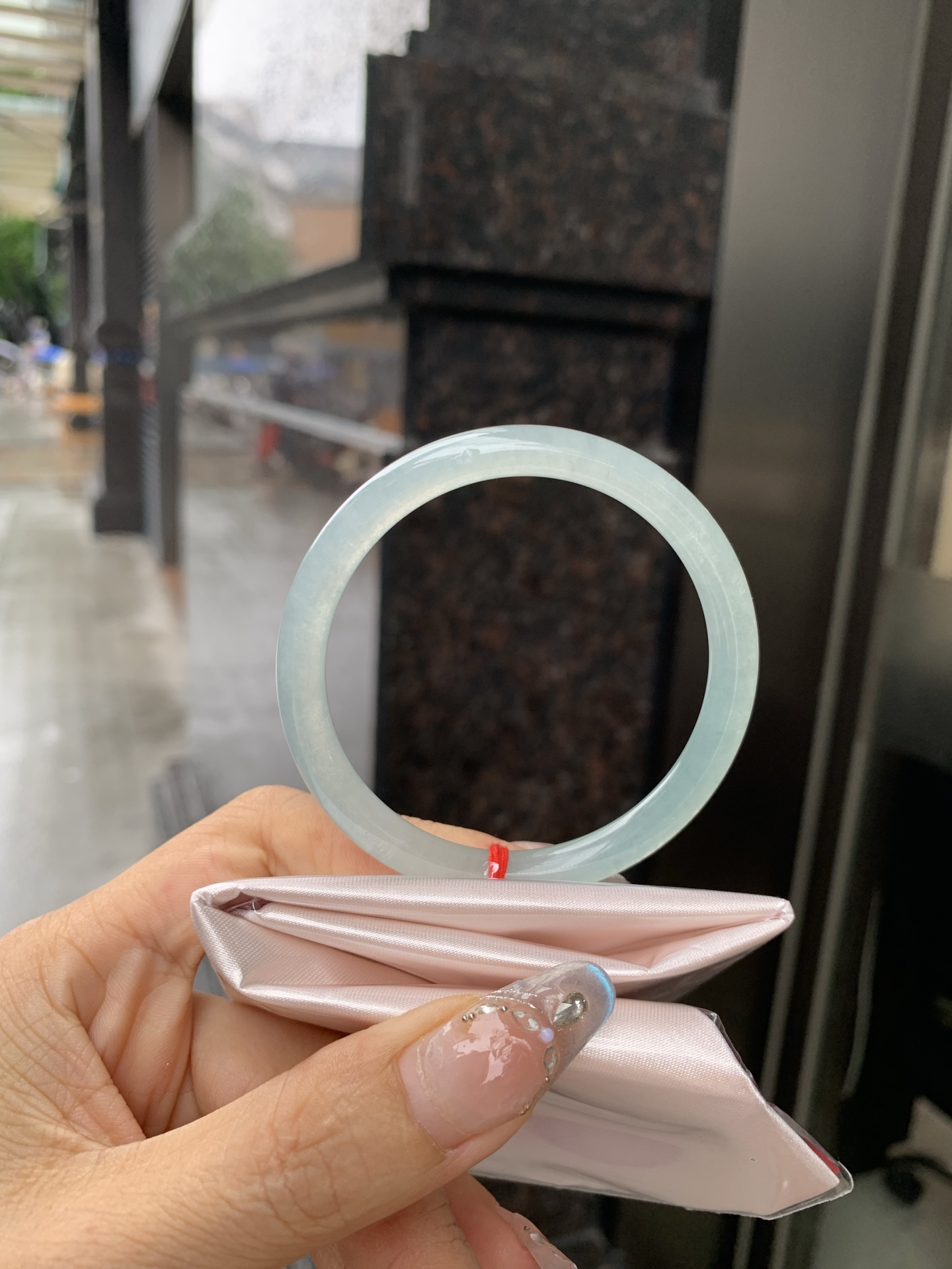 晴蓝美人条，底妆冰润，清爽耐看的均匀晴底，夏季美好的冰凉感，时而晴而晴蓝，随光线变化如梦如幻。