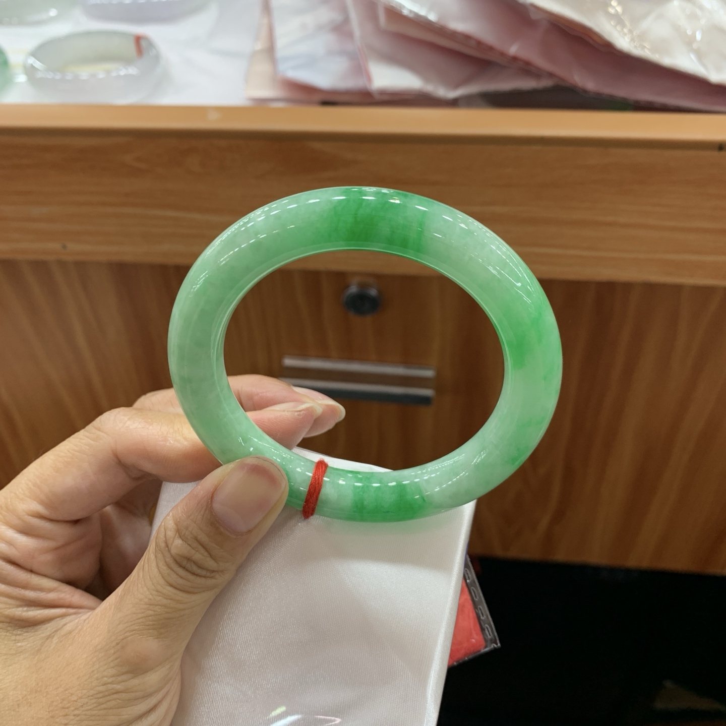 051823JM 飘绿圆条翡翠手镯 56.2-10.5