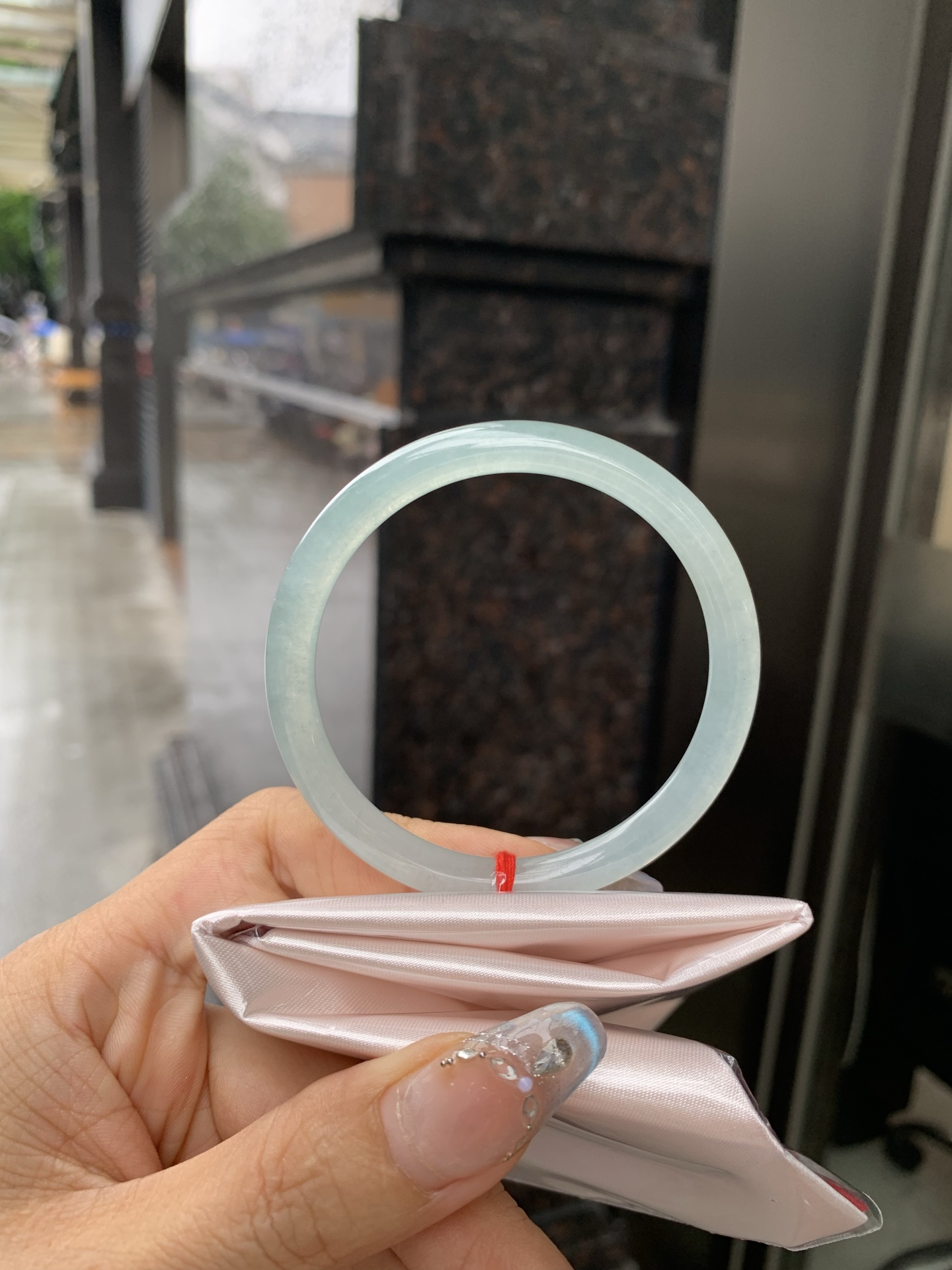 晴蓝美人条，底妆冰润，清爽耐看的均匀晴底，夏季美好的冰凉感，时而晴而晴蓝，随光线变化如梦如幻。